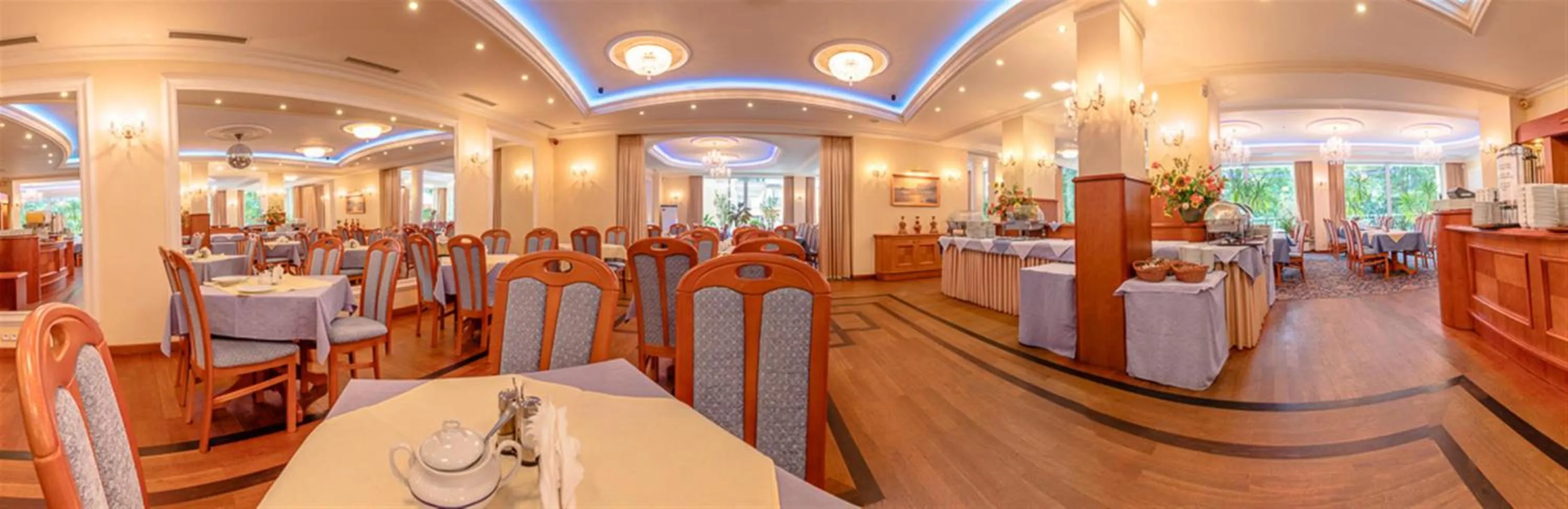 Dining area in Hotel Polaris