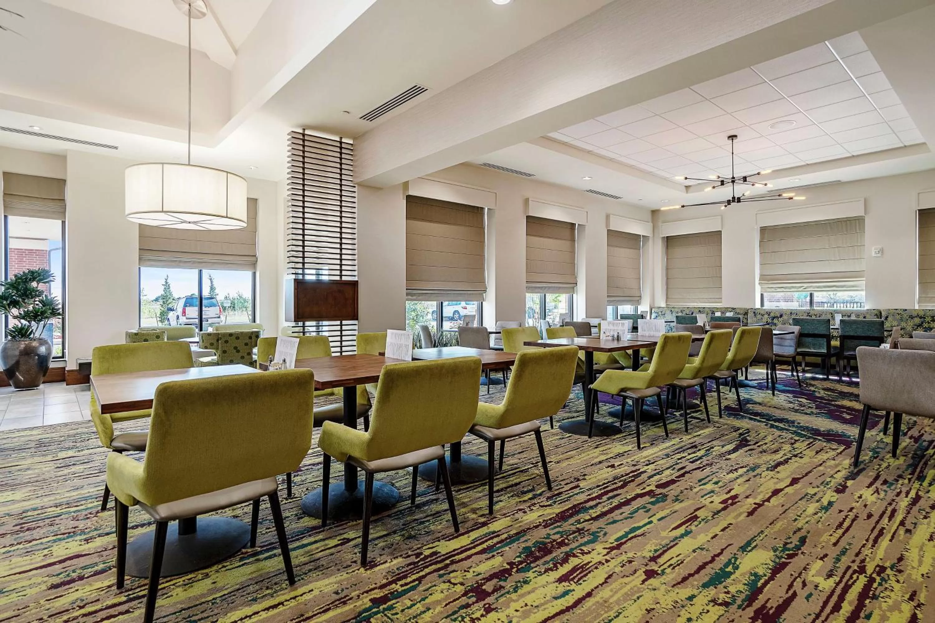 Dining area in Hilton Garden Inn Edmond/Oklahoma City North