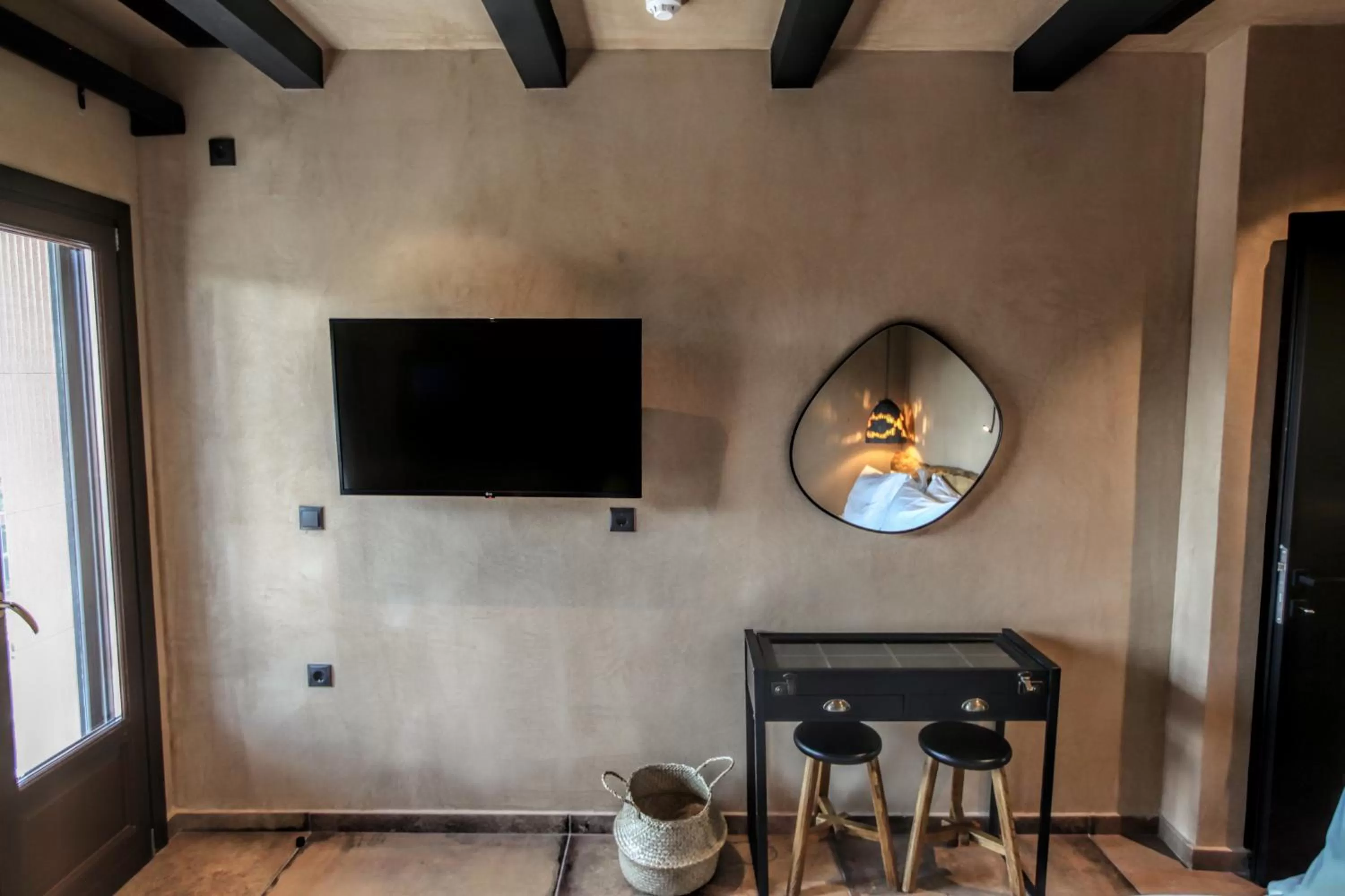 TV and multimedia, TV/Entertainment Center in Meteora Heaven and Earth Kastraki premium suites