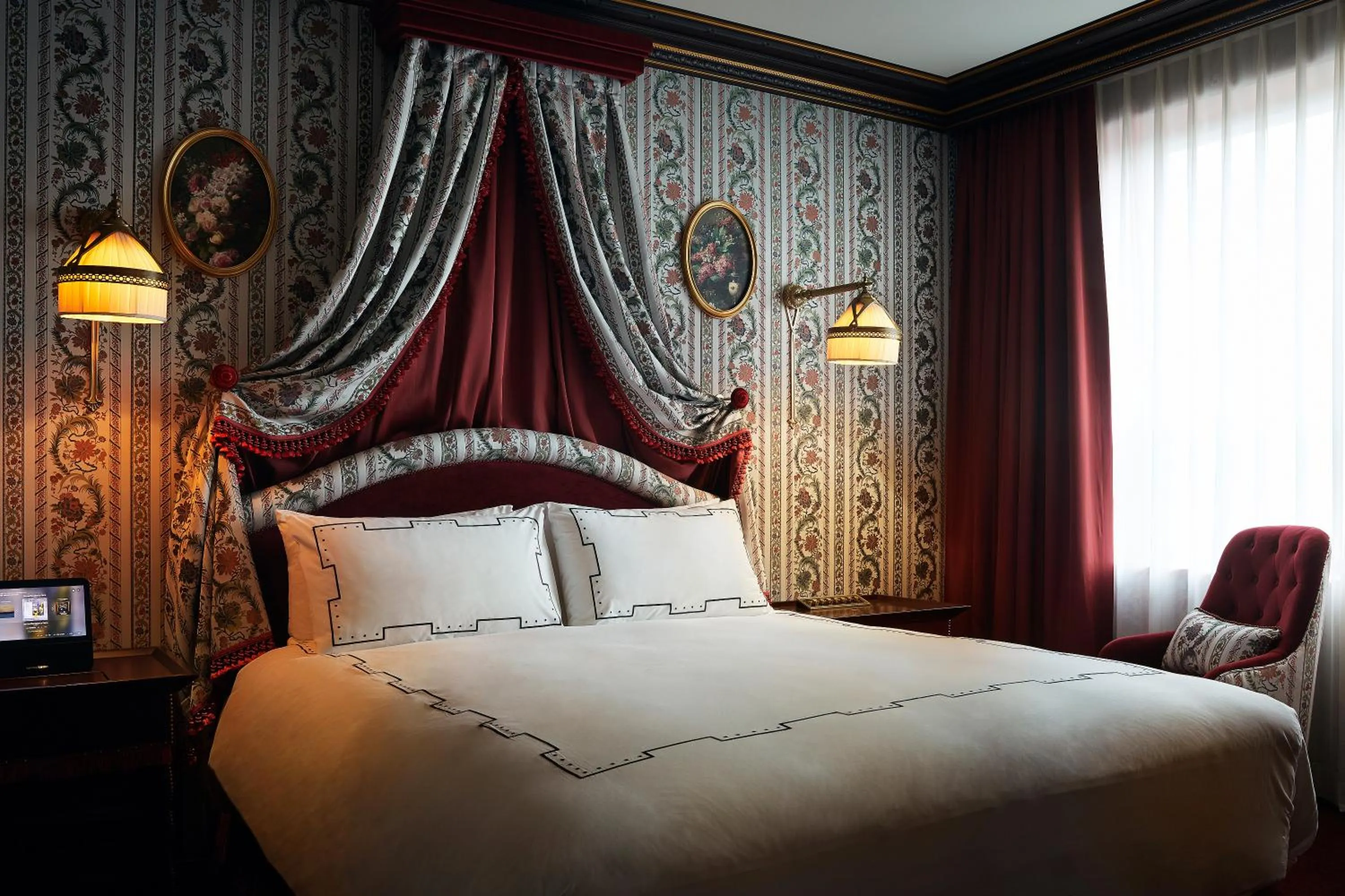 Bed in L'Escape Hotel