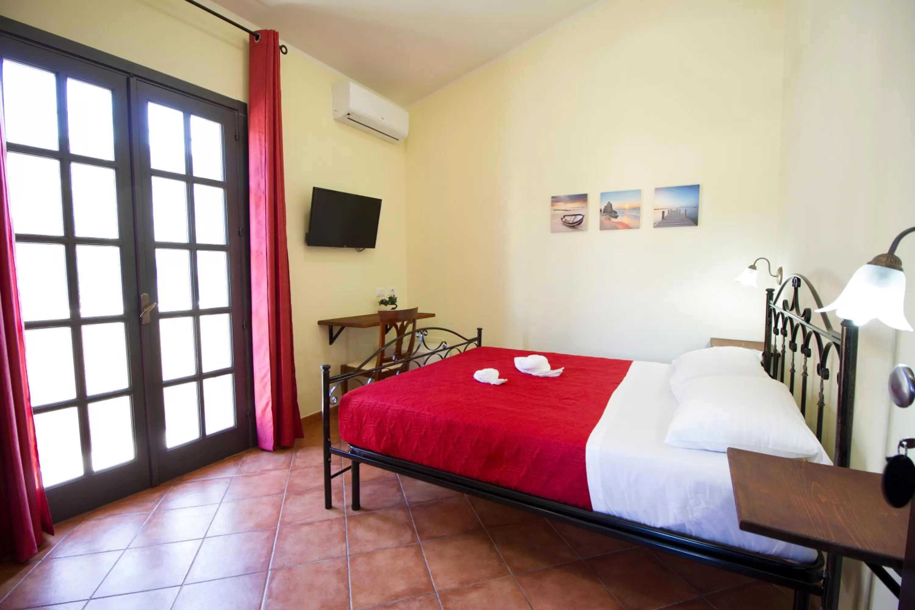 Bedroom, Bed in Guest House Capitan Libeccio