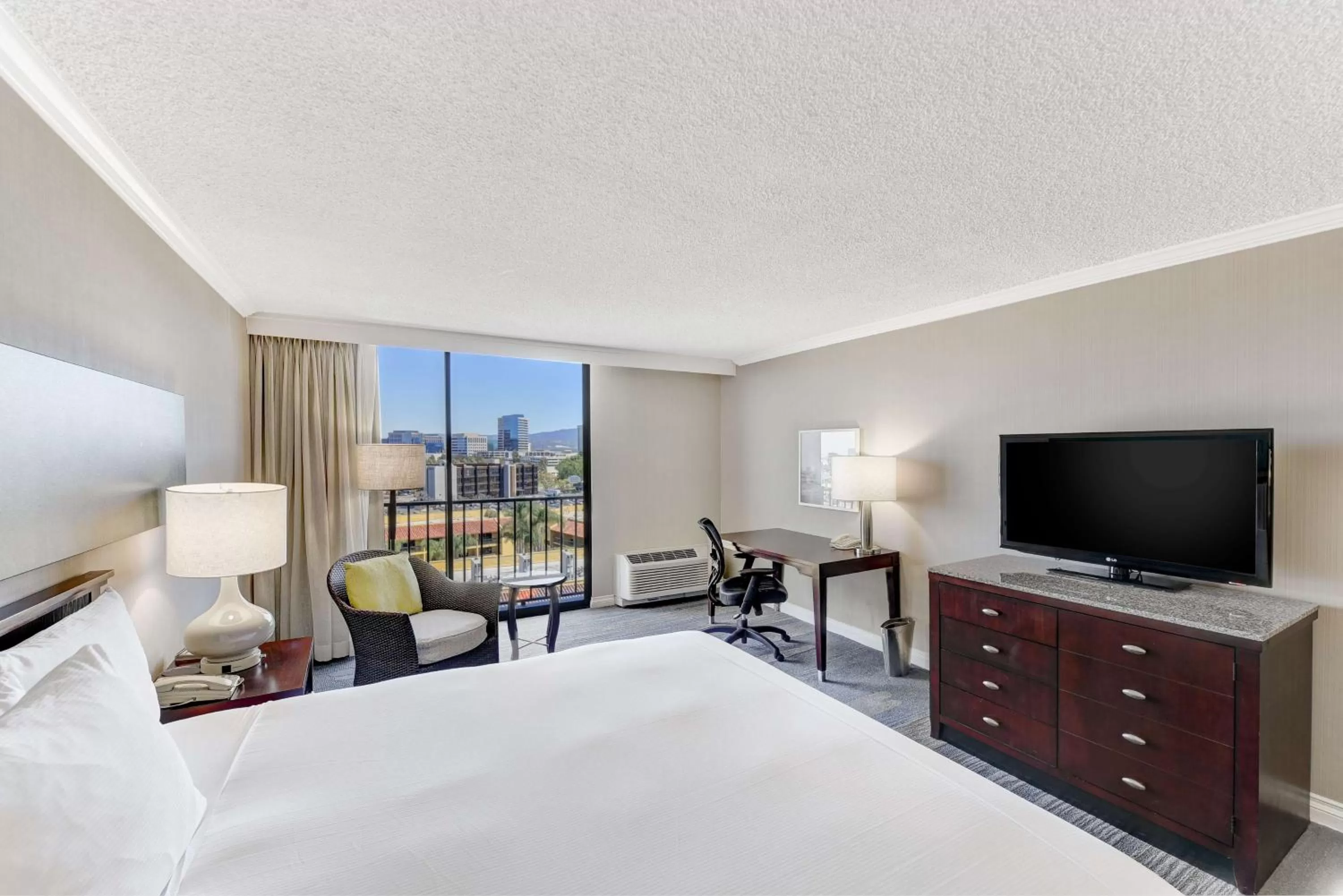 TV and multimedia, Bed in Hilton Irvine/Orange County Airport