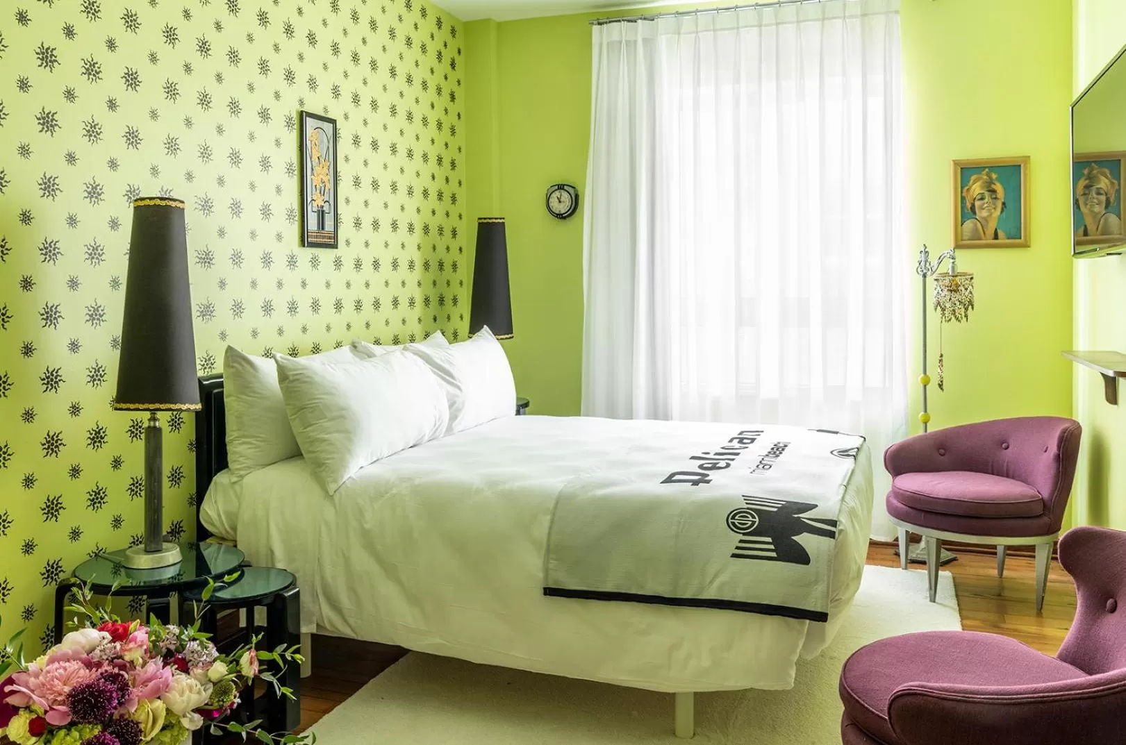 Photo of the whole room, Bed in Pelican Hotel