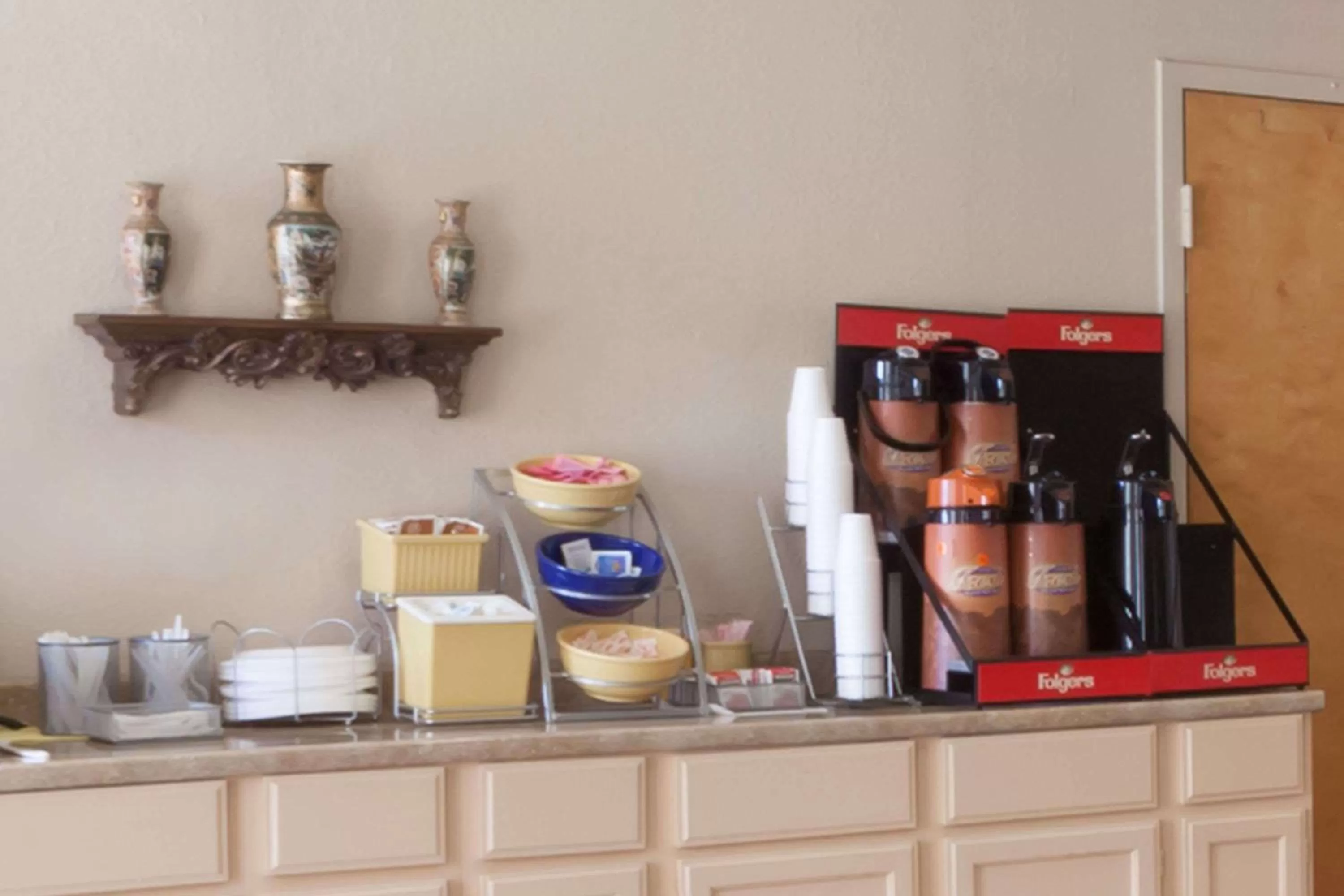 Restaurant/places to eat in Days Inn by Wyndham Hillsboro TX