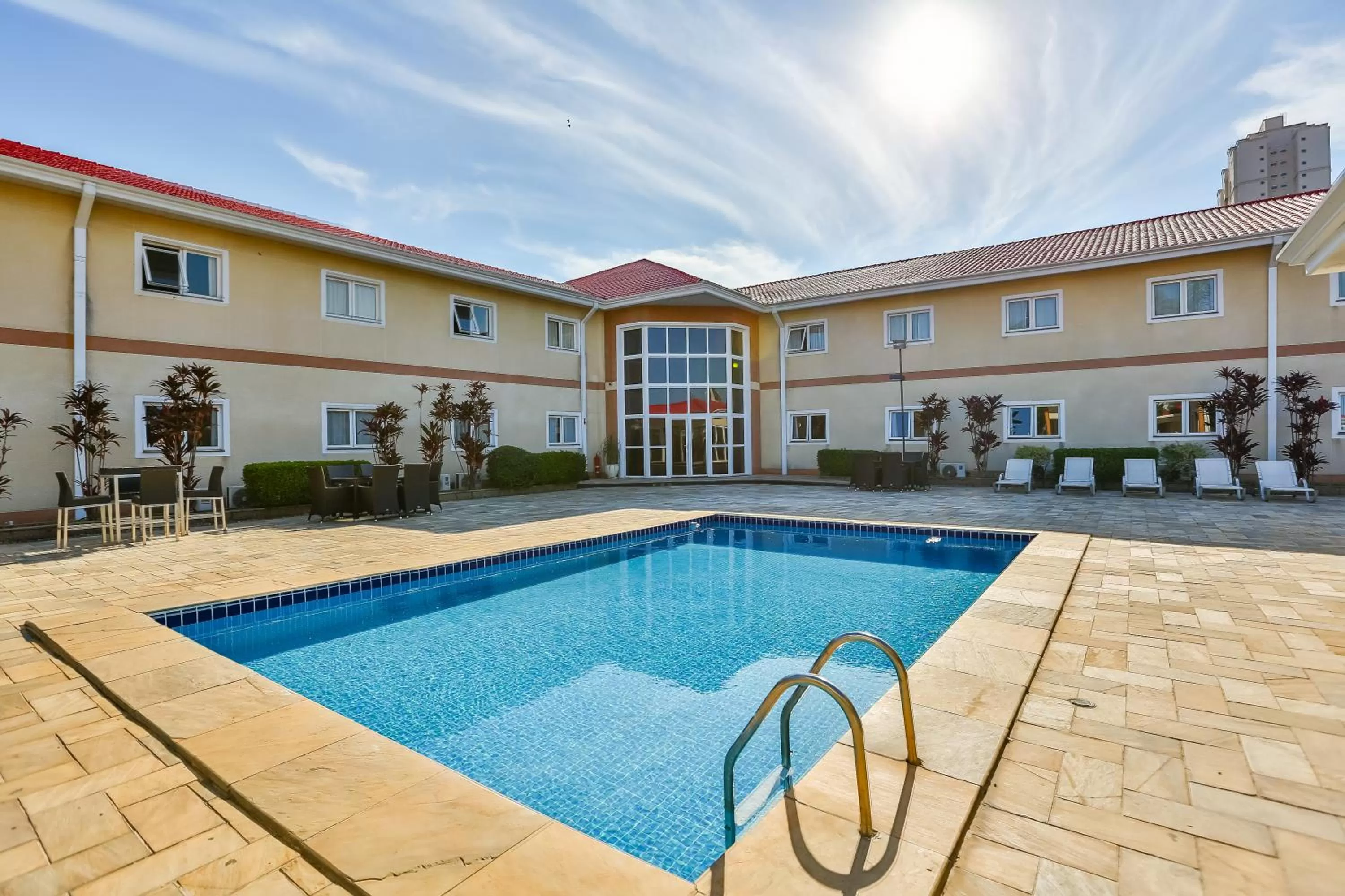 Swimming pool in Red Roof Inn Jundiaí