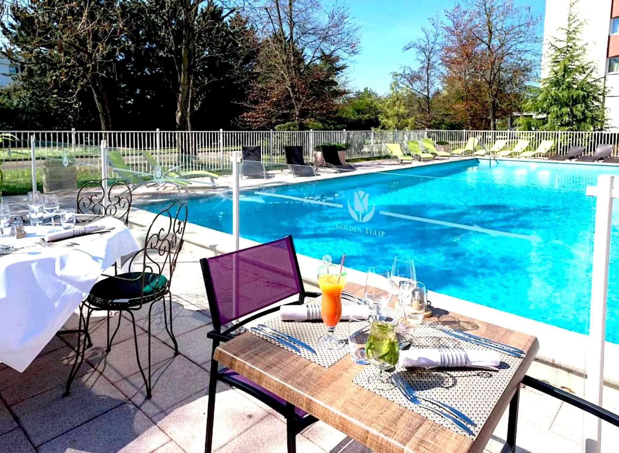 Restaurant/places to eat, Swimming Pool in Golden Tulip Bâle Mulhouse - Hôtel Restaurant