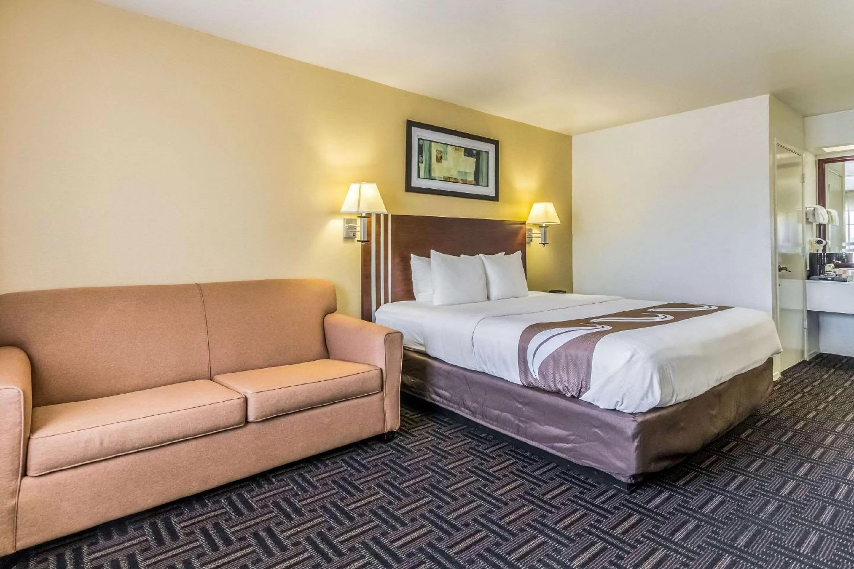 Photo of the whole room, Bed in Quality Inn Fresno Near University