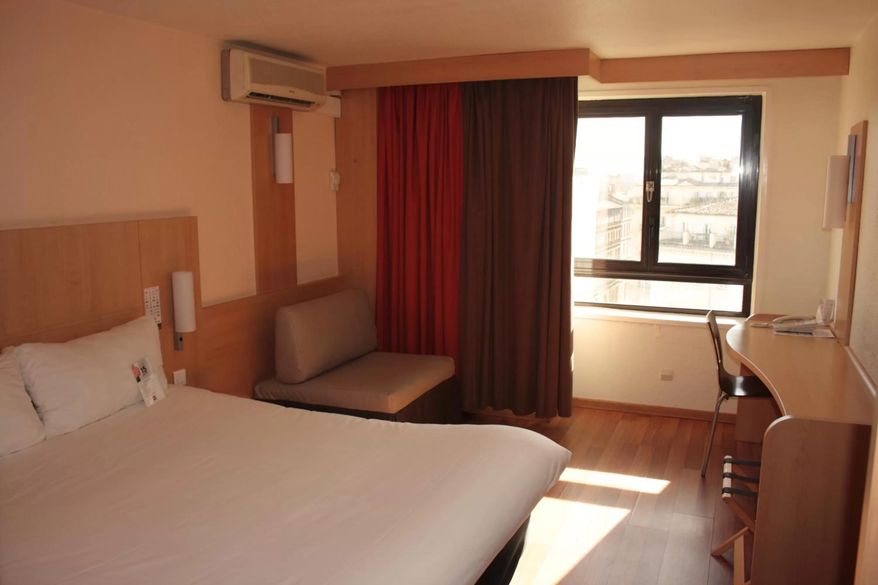 Bedroom, Bed in ibis Marseille Centre Gare Saint Charles