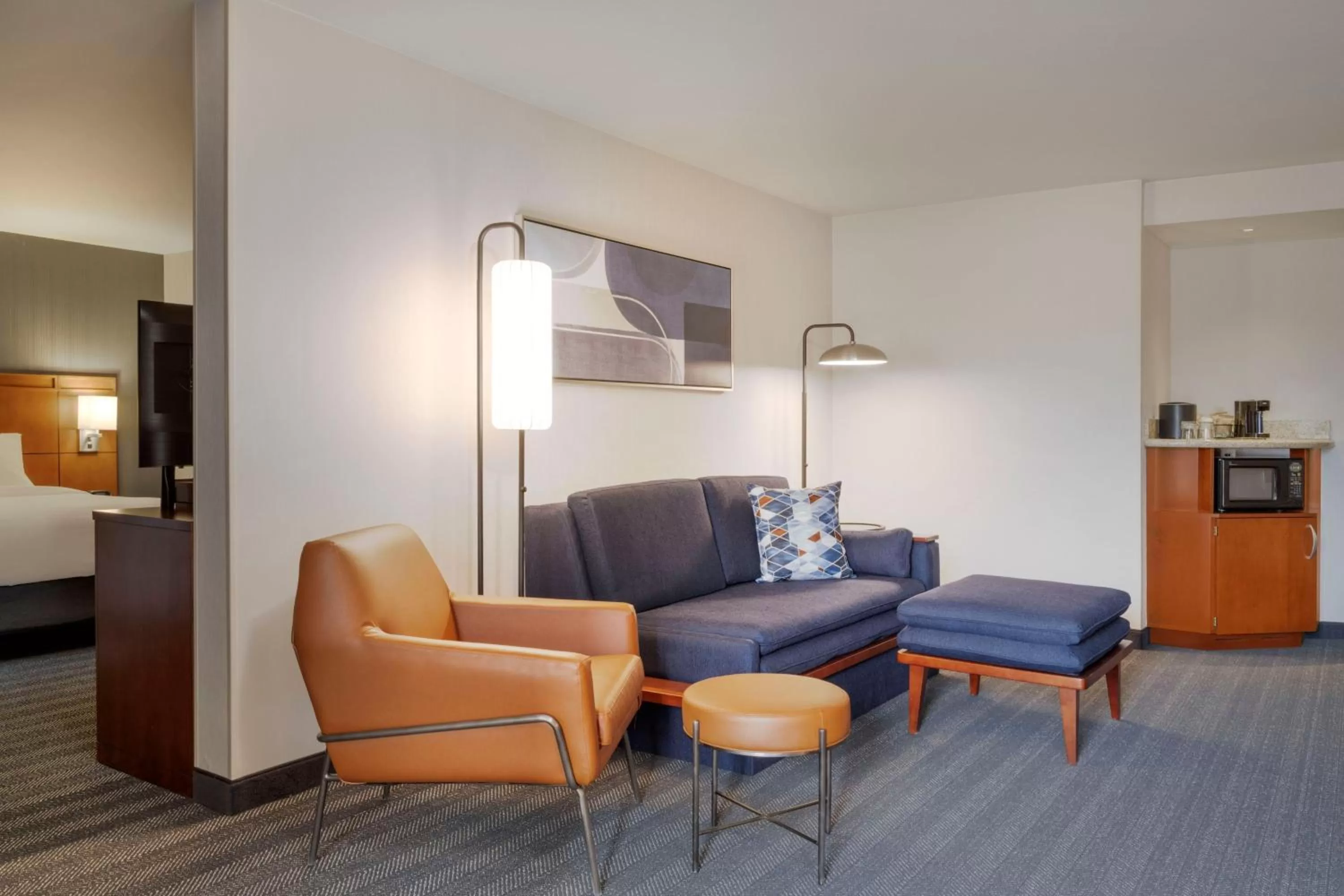 Living room in Courtyard by Marriott Columbus New Albany