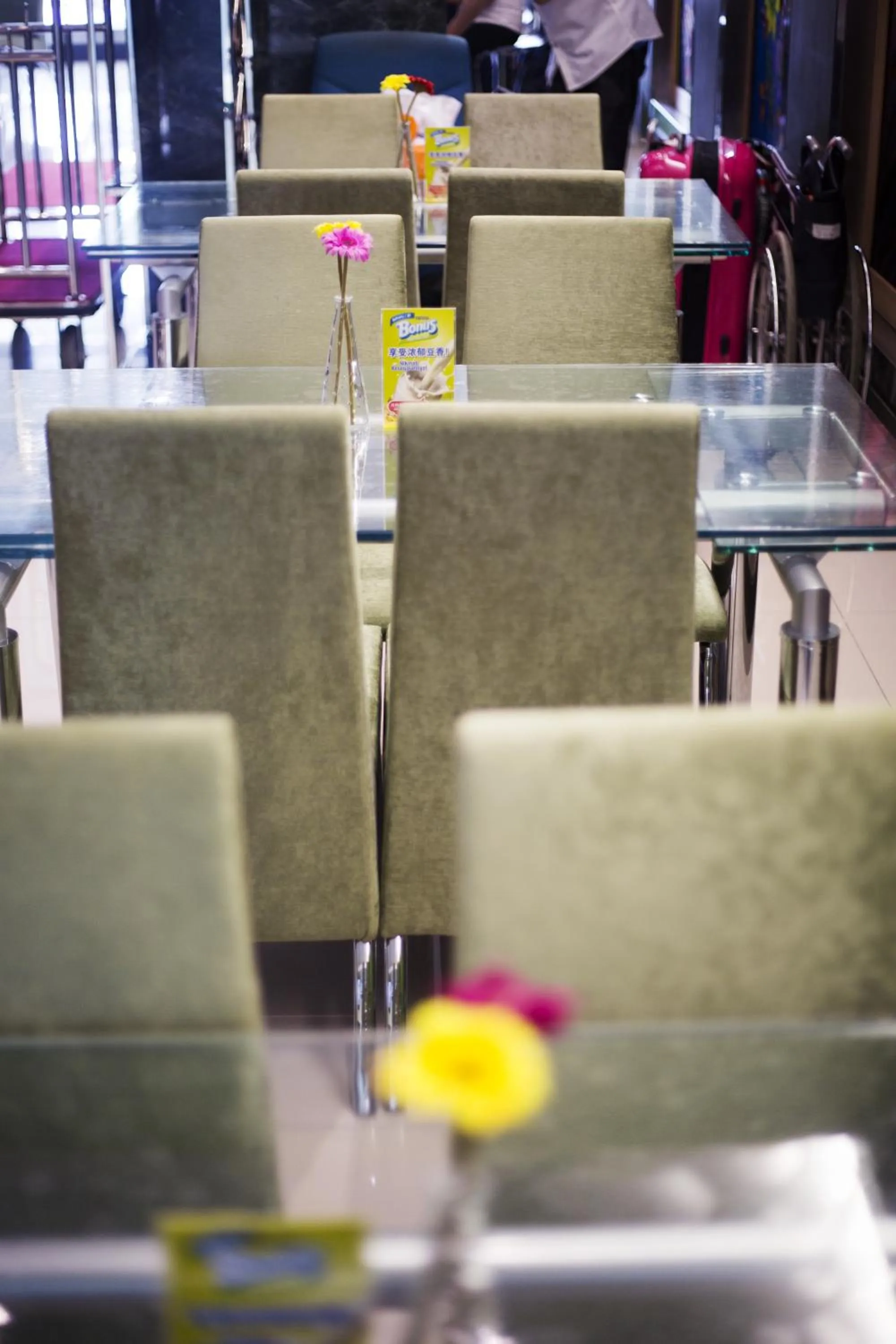 Restaurant/places to eat in One Avenue Hotel