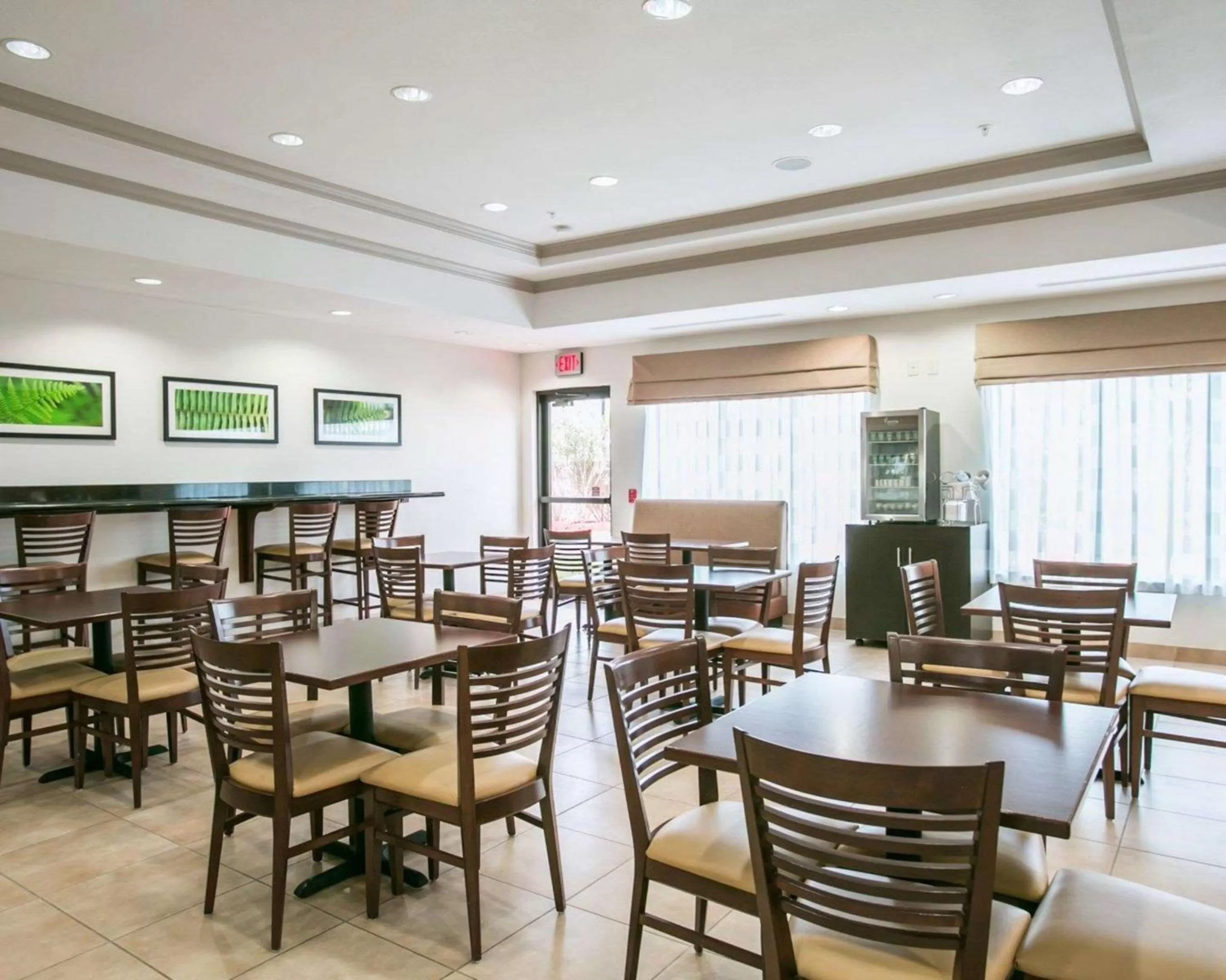 Restaurant/places to eat in Restwell Inn & Suites I-45 North