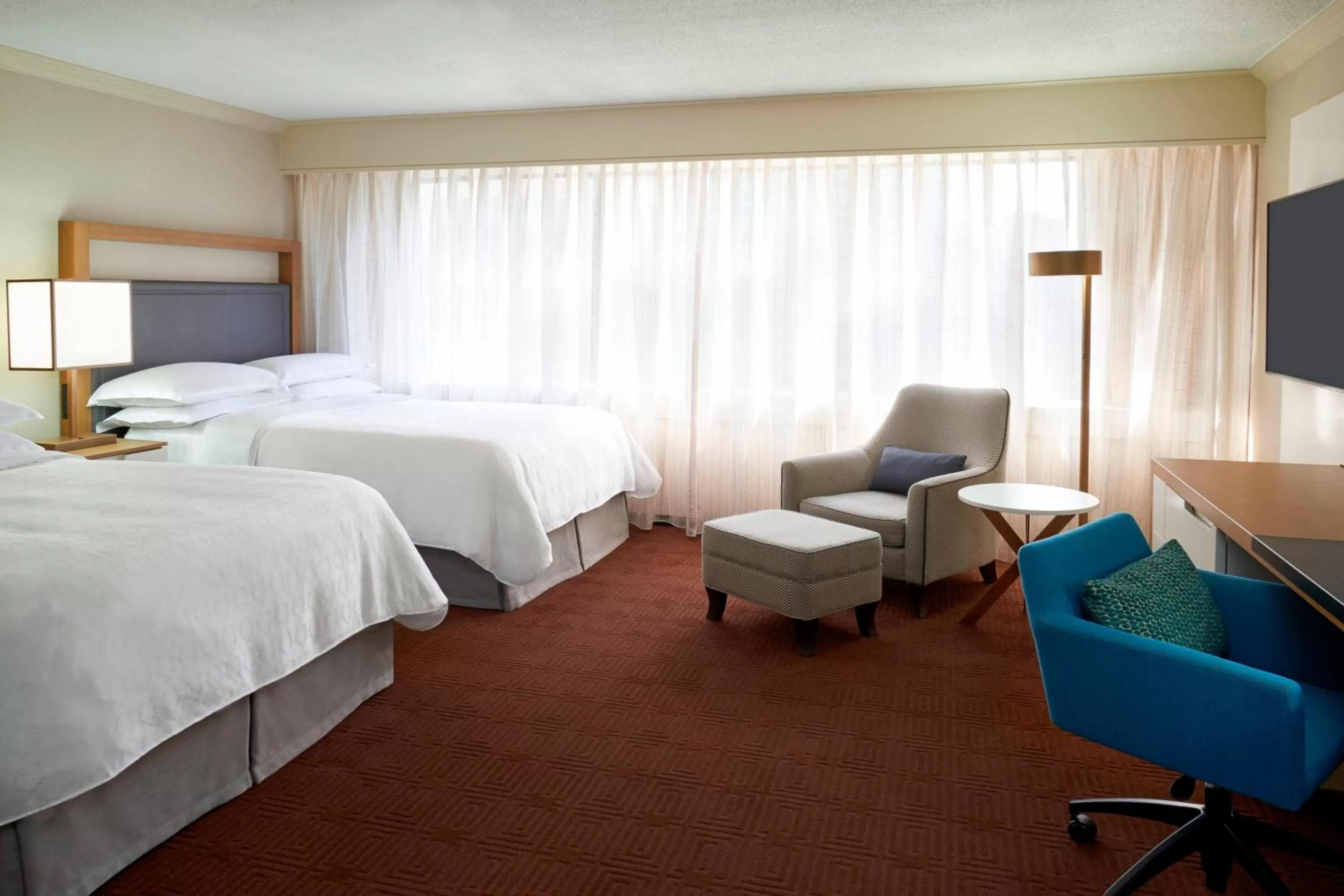 Photo of the whole room, Bed in Sheraton Ottawa Hotel