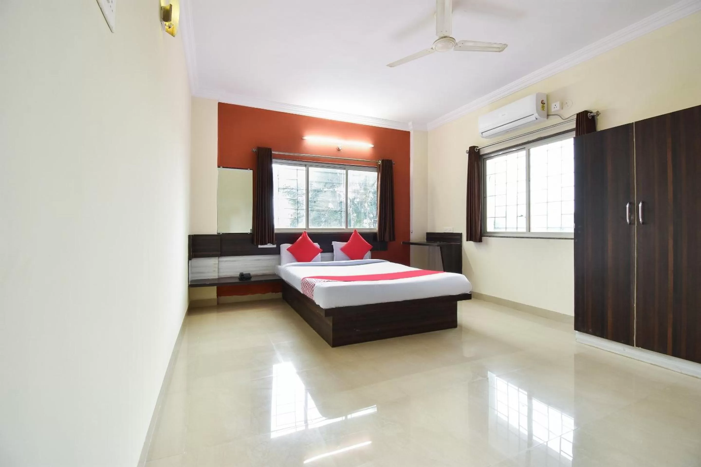 Bedroom in OYO Flagship 43302 Hotel Sargam