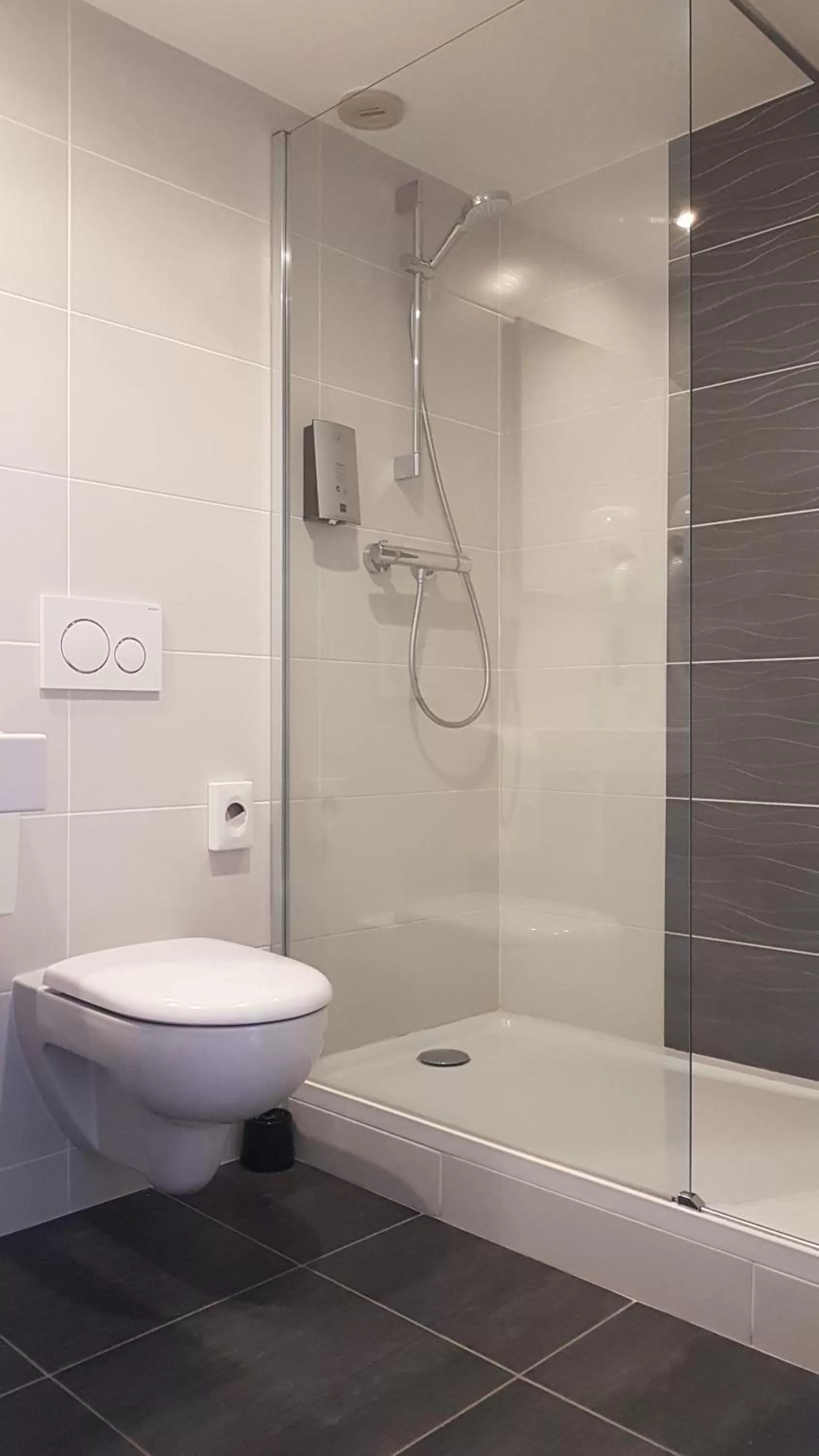 Shower in LOGIS Hotel l'Escargotière Dijon Sud - Chenove