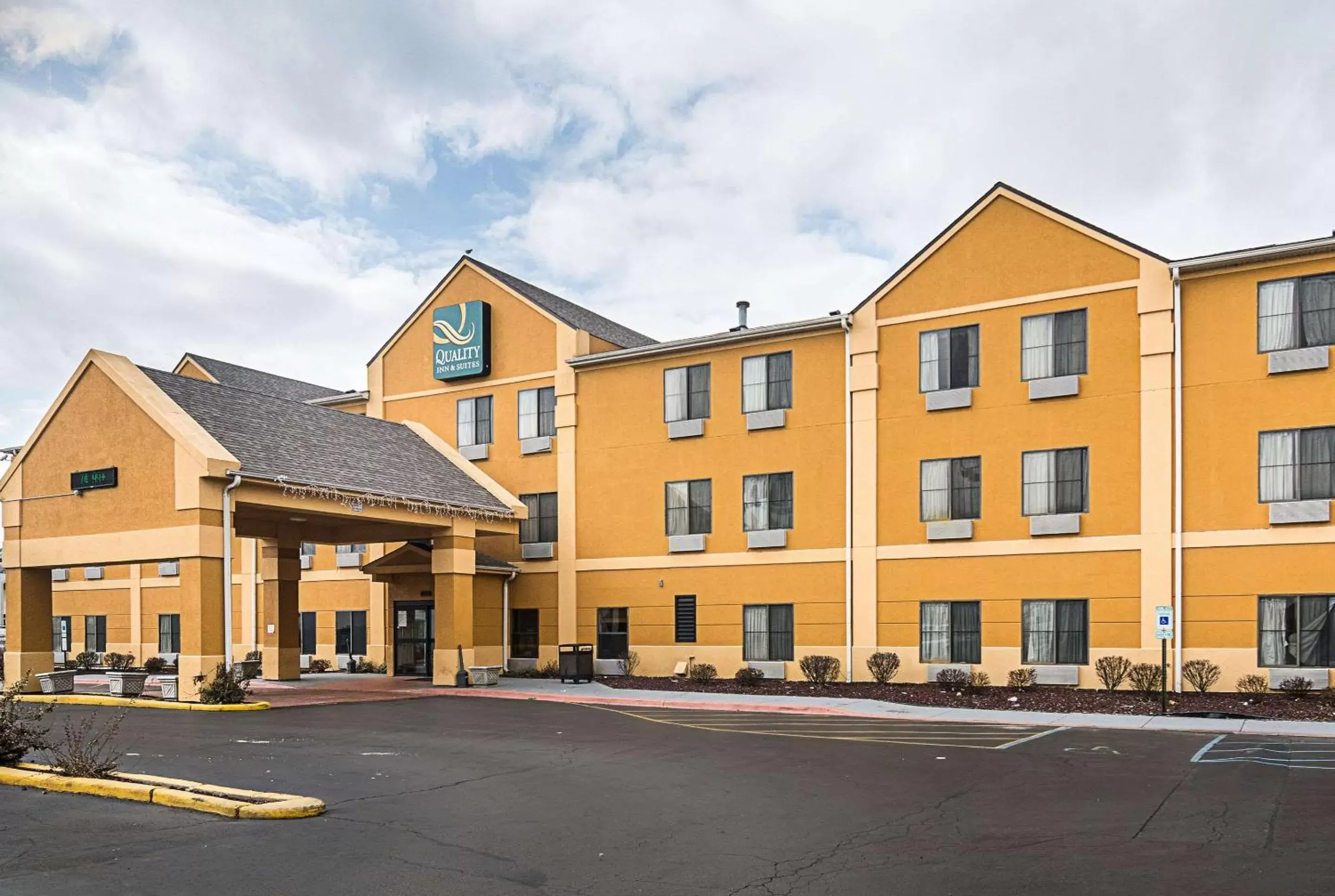 Quality Inn & Suites near I-80 and I-294 Quality Inn & Suites near I-80 and I-294