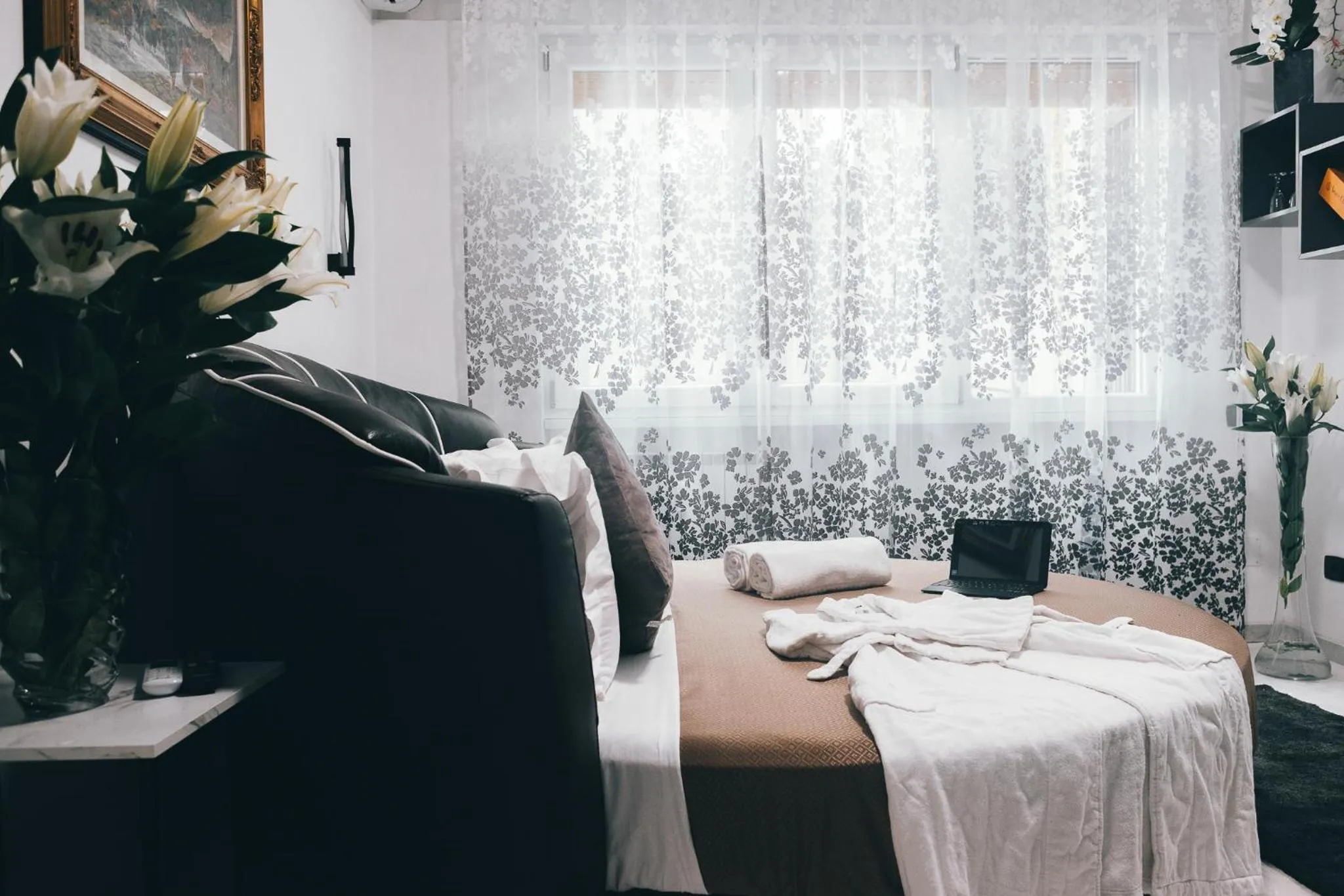 Photo of the whole room, Bed in Gregorio VII Luxury Suites San Damaso