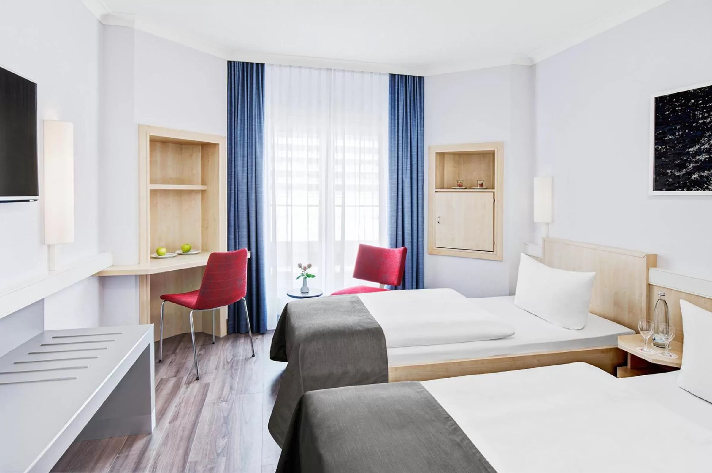 Photo of the whole room, Bed in IntercityHotel Rostock