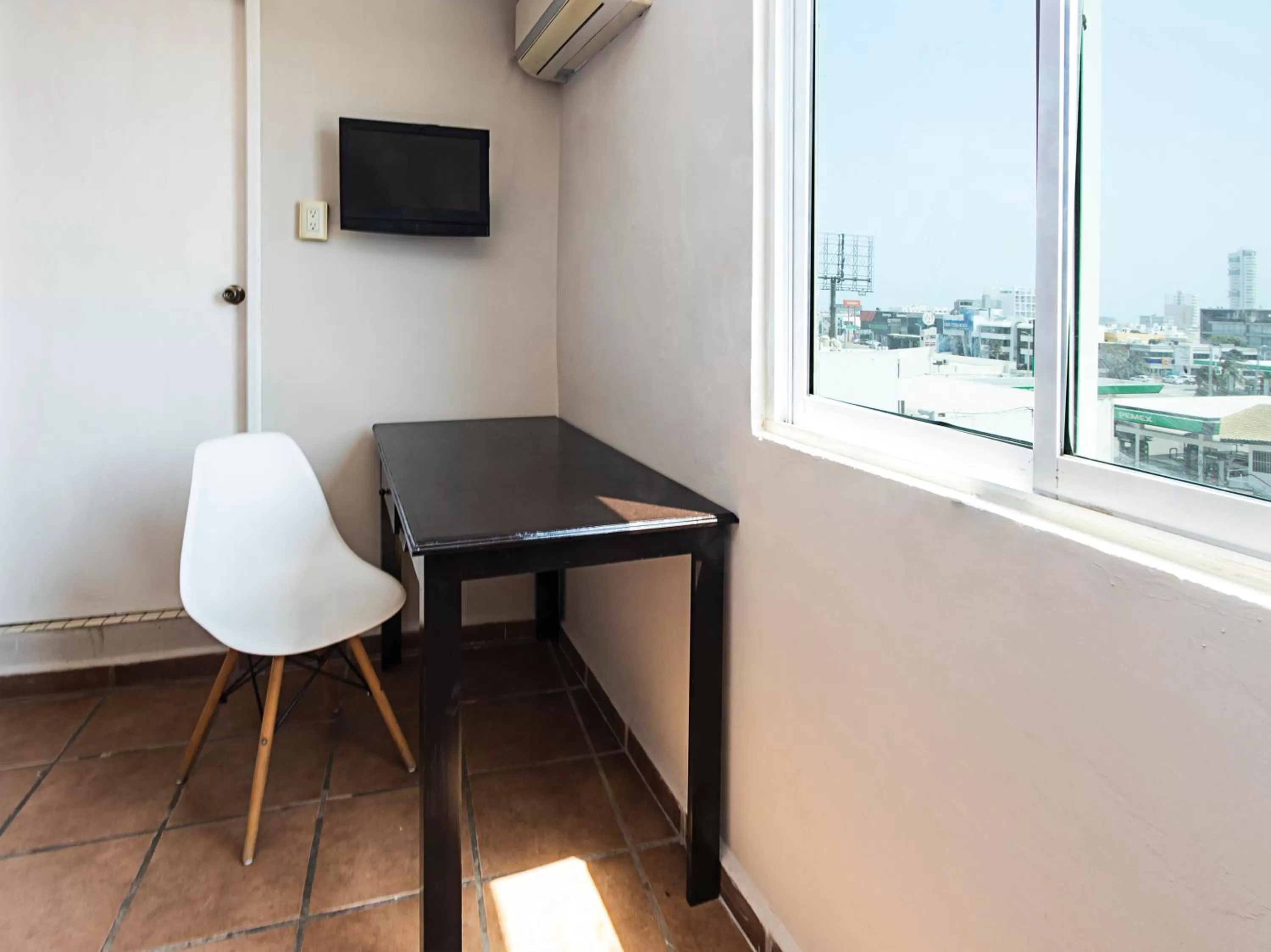 TV and multimedia in Boca Inn Hotel & Suites