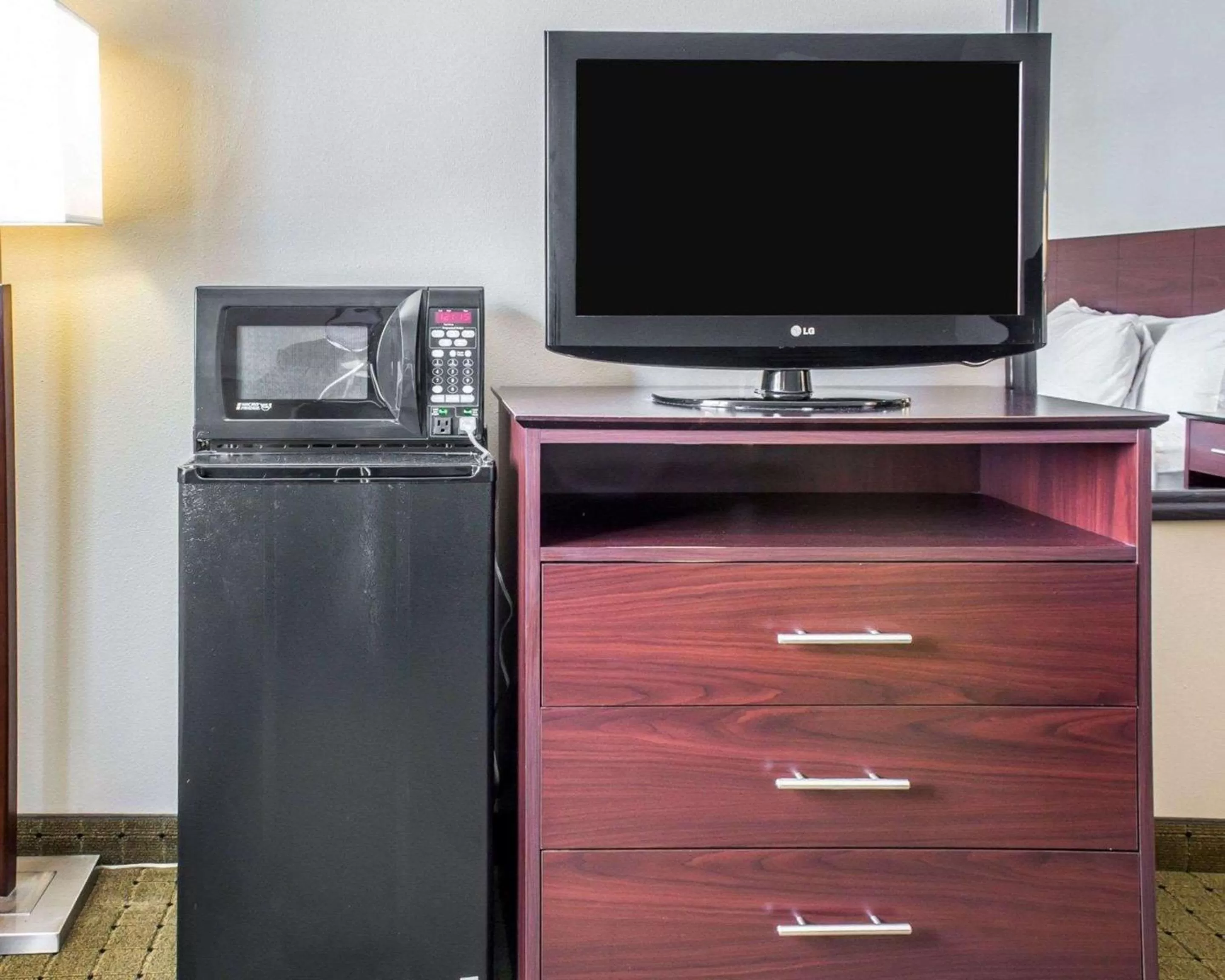 Photo of the whole room in Econo Lodge