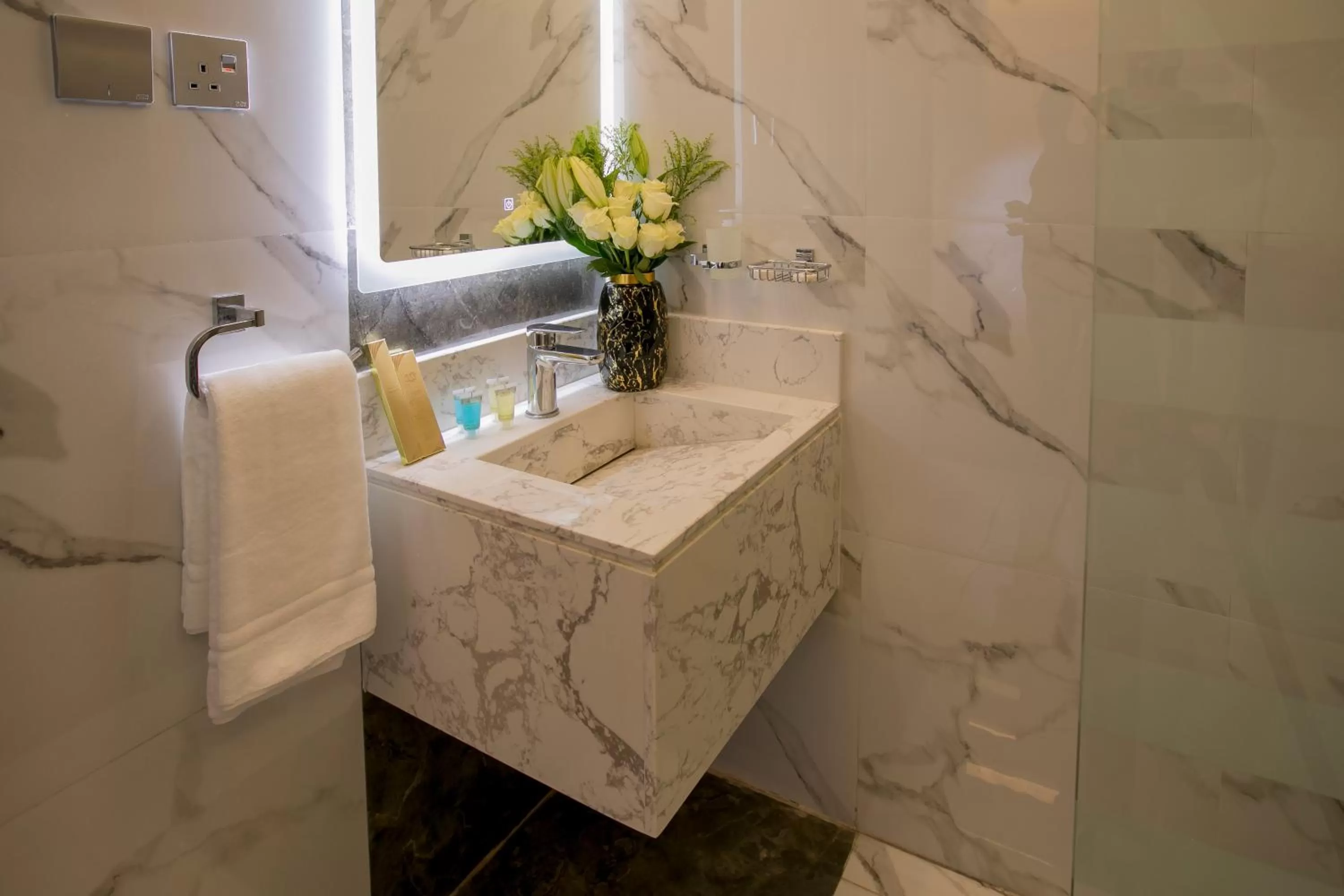 Bathroom in Luxury Night Al Munsiyah