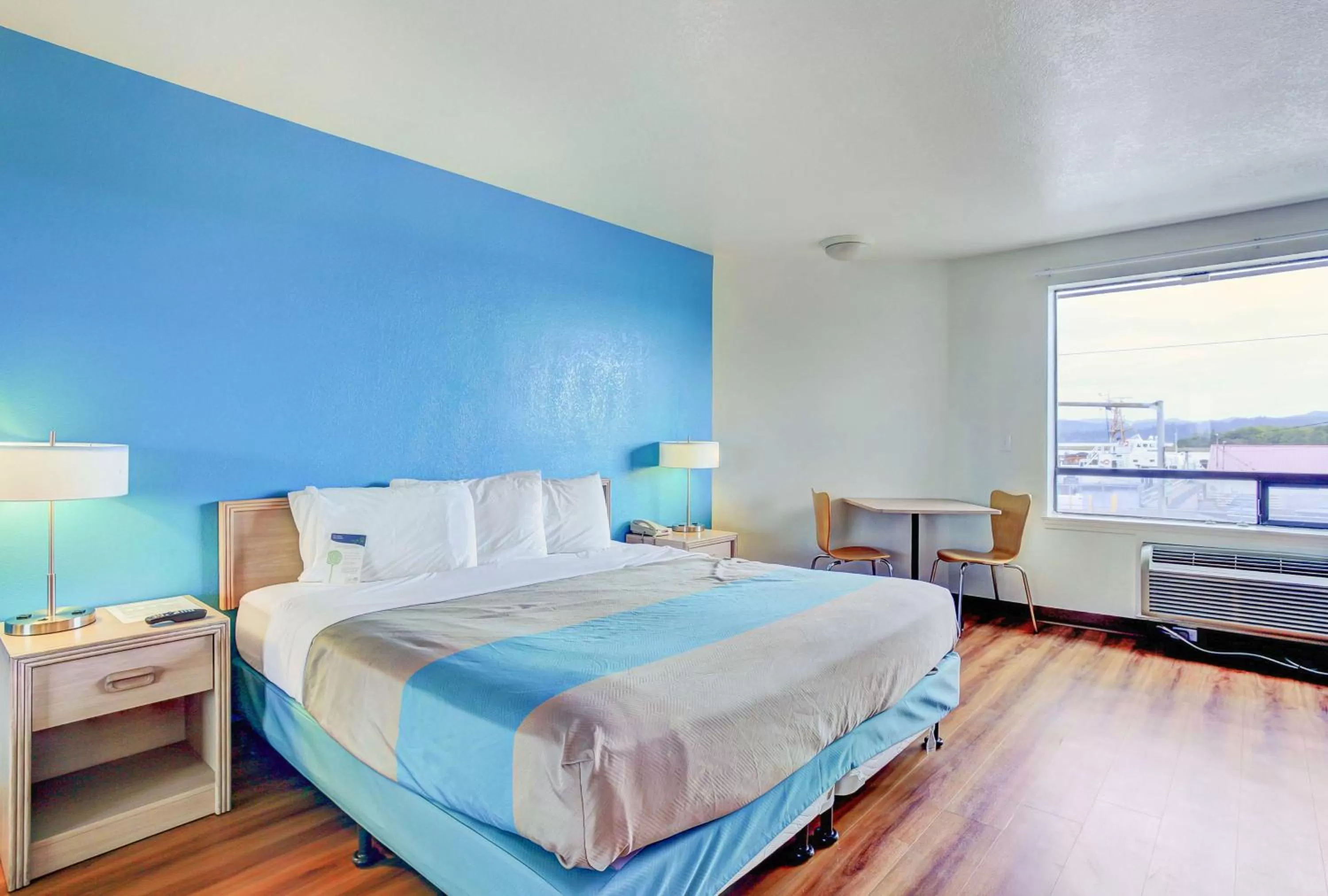 Photo of the whole room, Bed in Motel 6-Coos Bay, OR