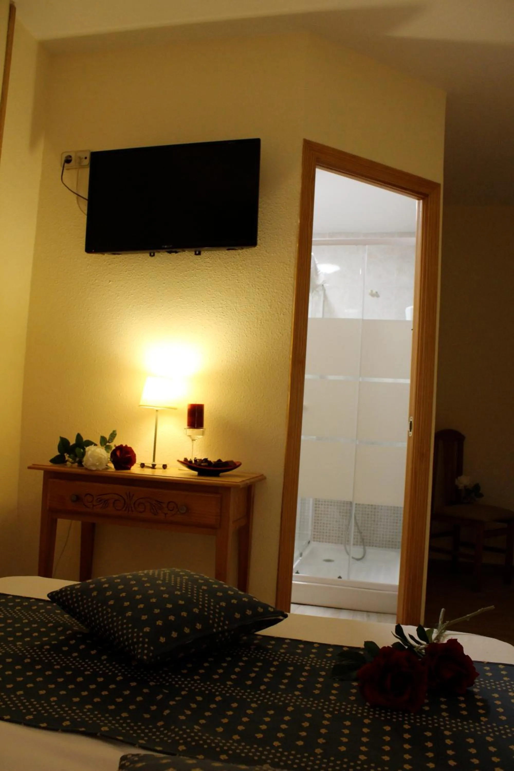 Shower, Bed in Hotel Cuatro Caños