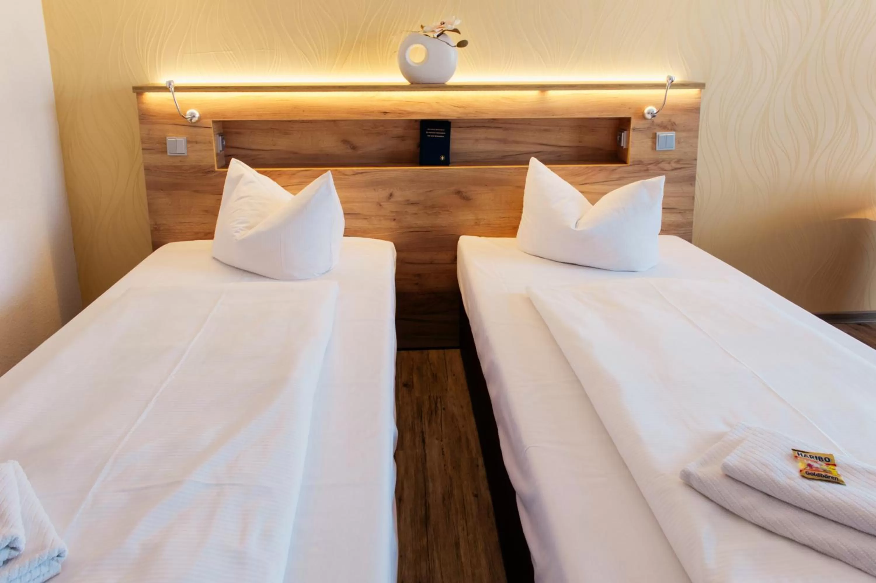 Photo of the whole room, Bed in Hotel & Restaurant "Deutscher Kaiser"