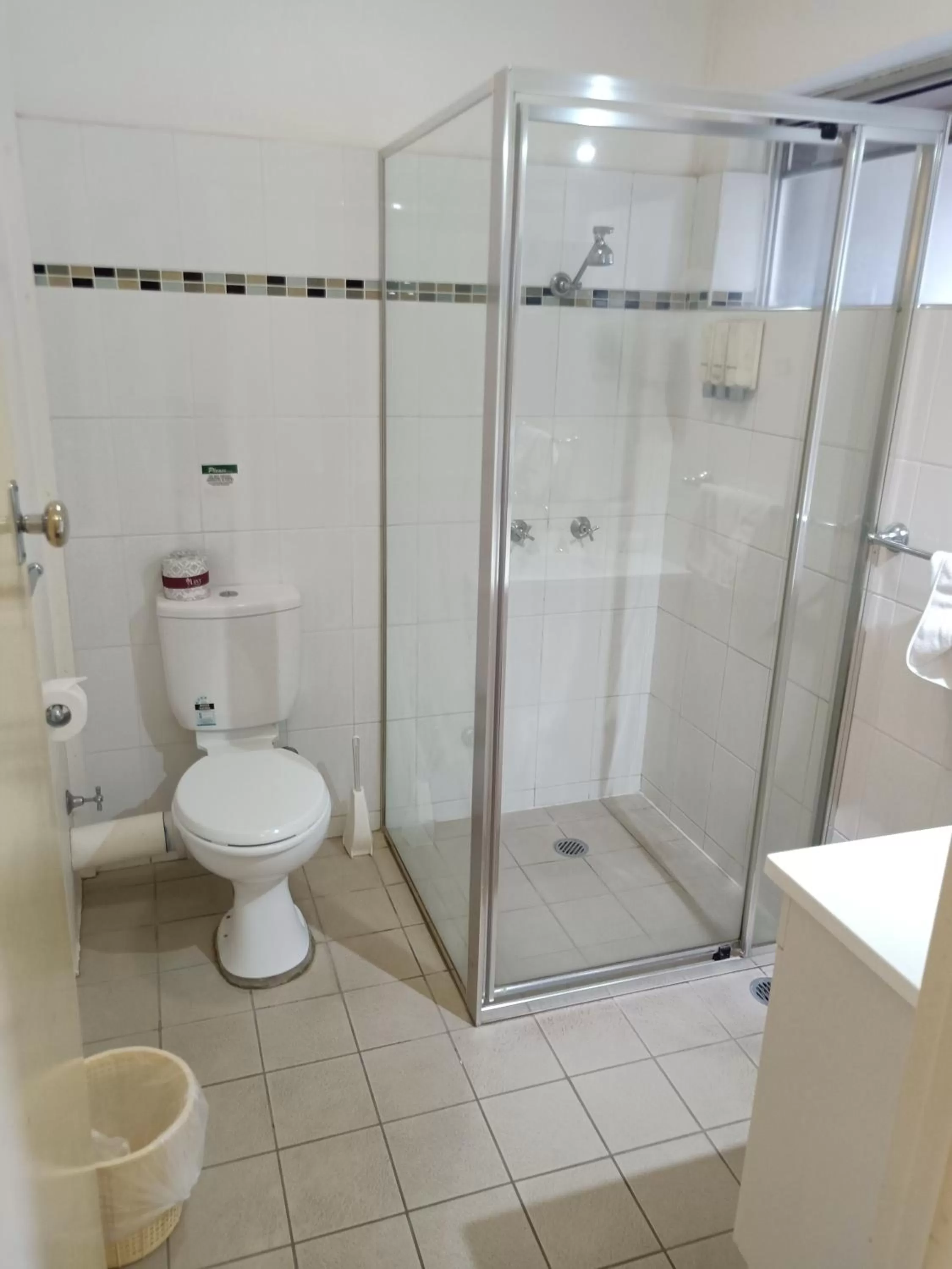 Shower in Molly Morgan Motor Inn