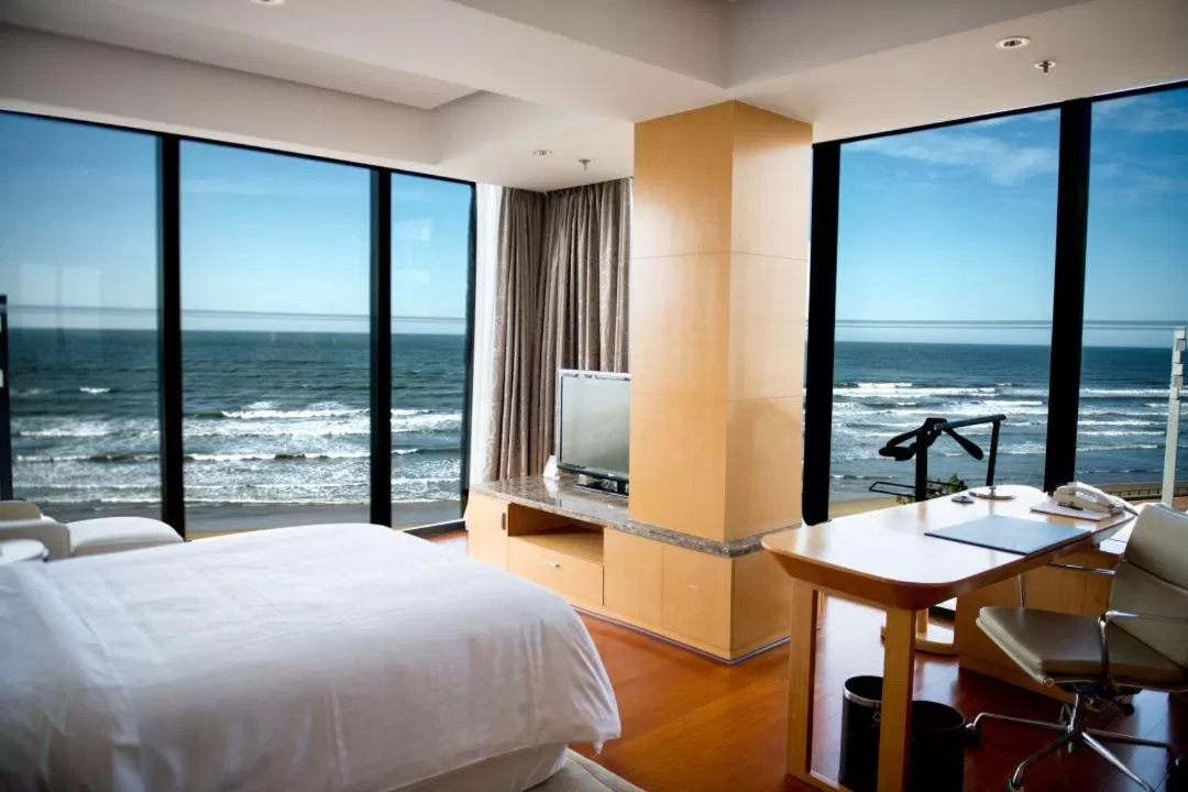 Property building, Bed in Sheraton Yantai Golden Beach Resort