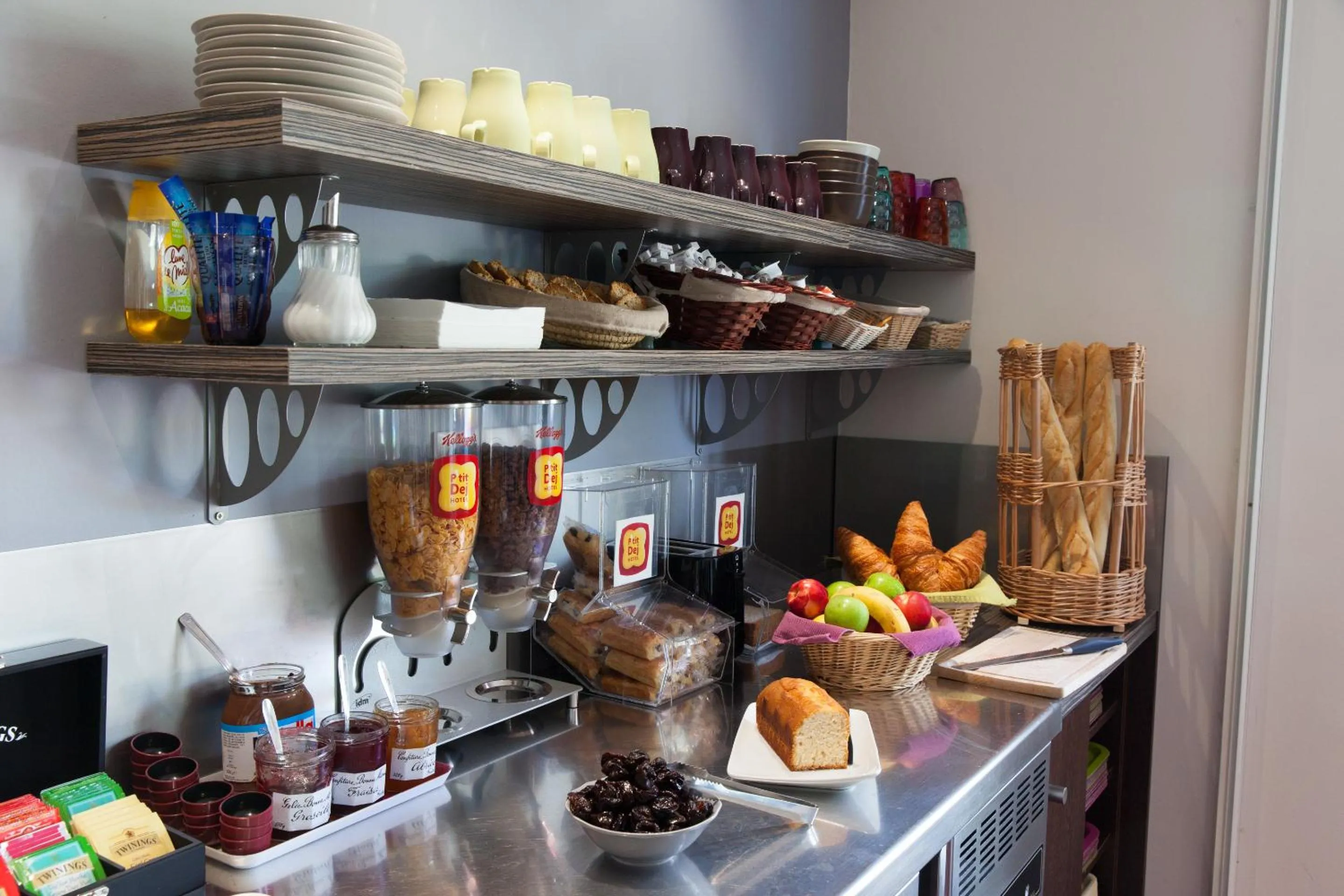 Continental breakfast in The Originals Access, Hôtel Bordeaux Lac