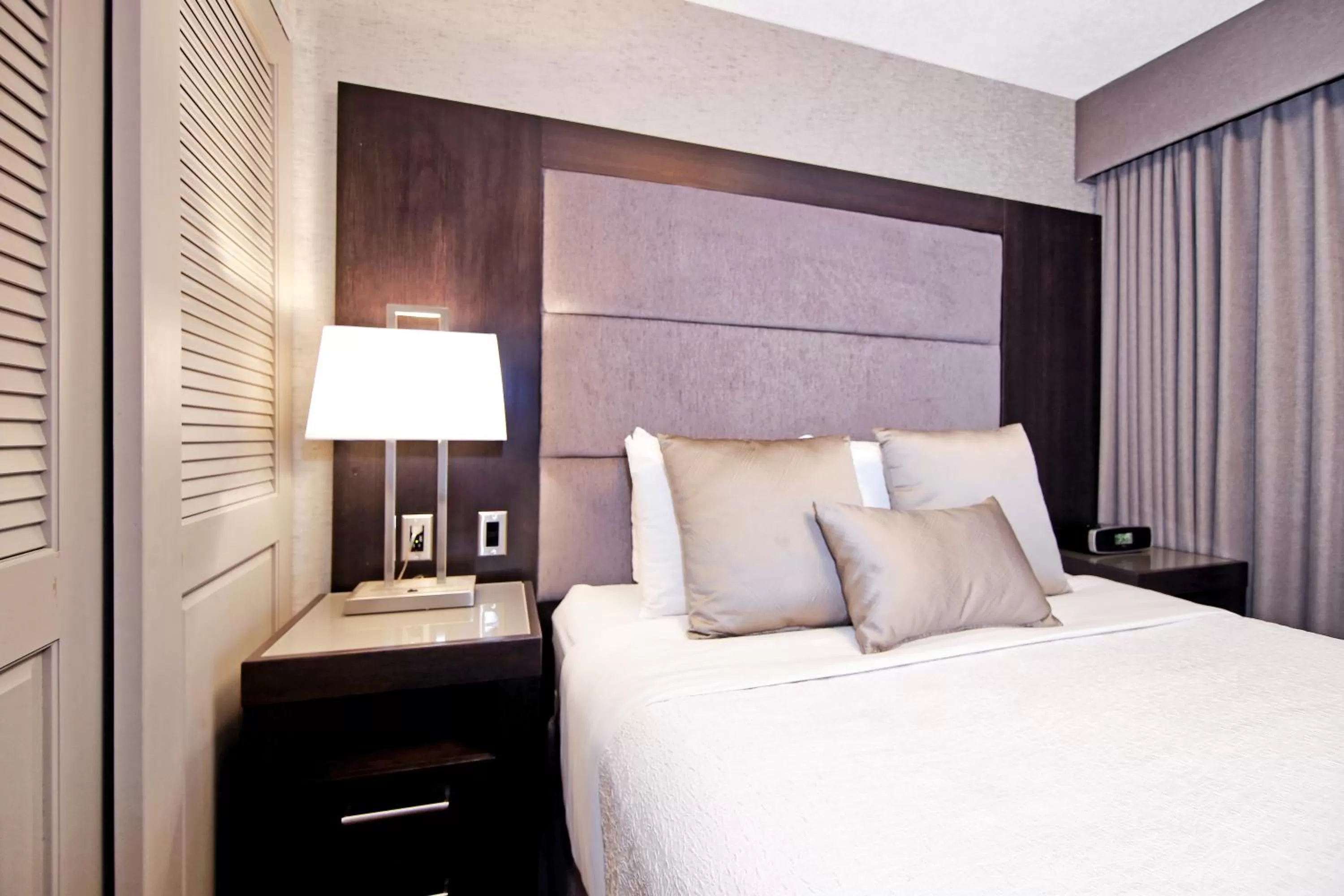 Bedroom, Bed in Best Western Plus Banff International Lodge