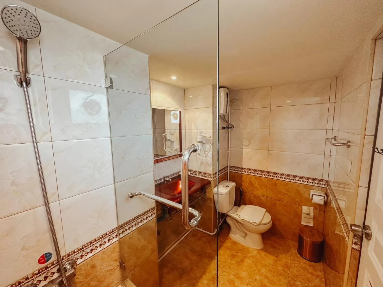 Shower in Hotel De Khuvieng