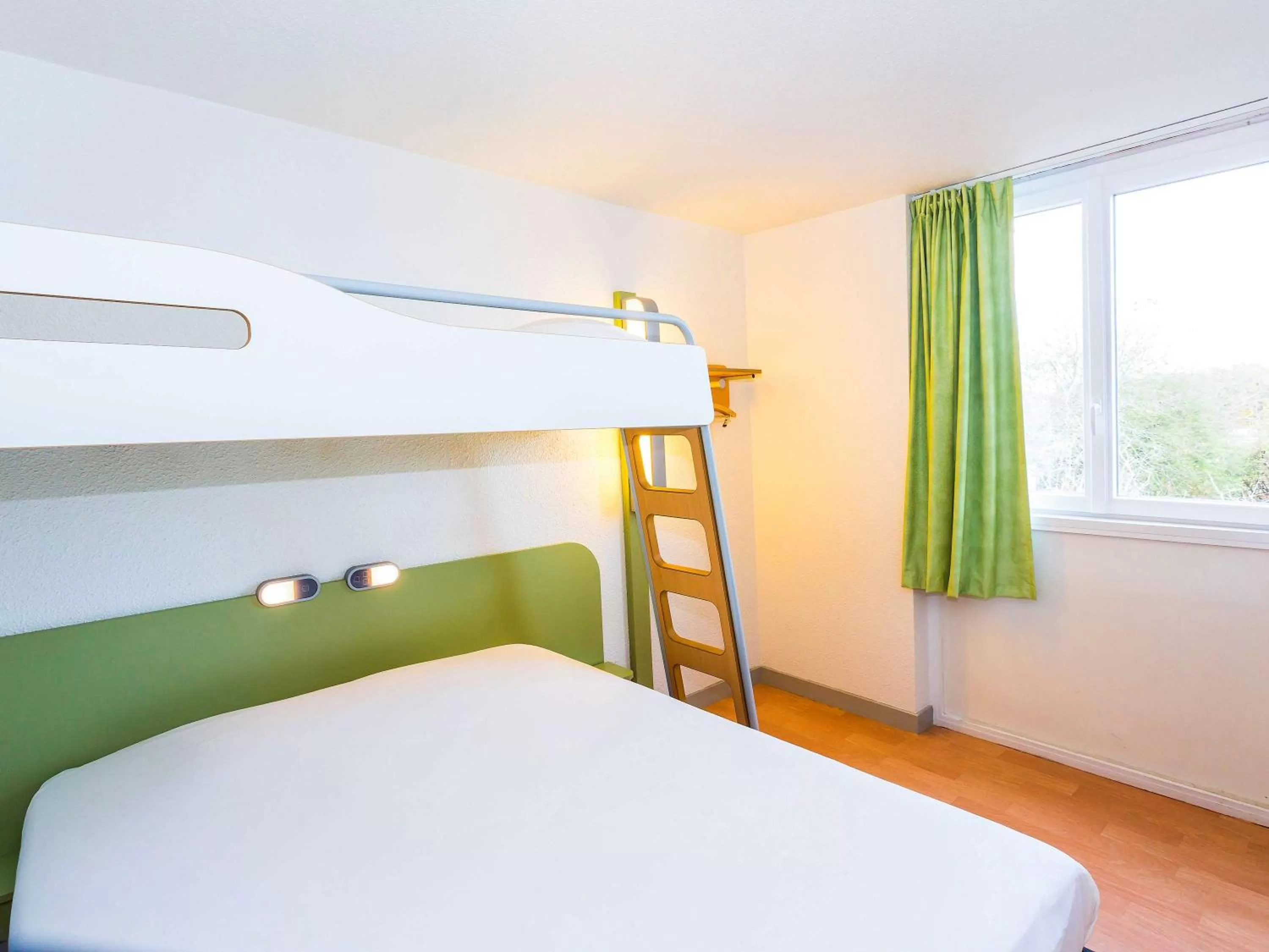 Photo of the whole room, Bed in ibis budget Lorient Hennebont