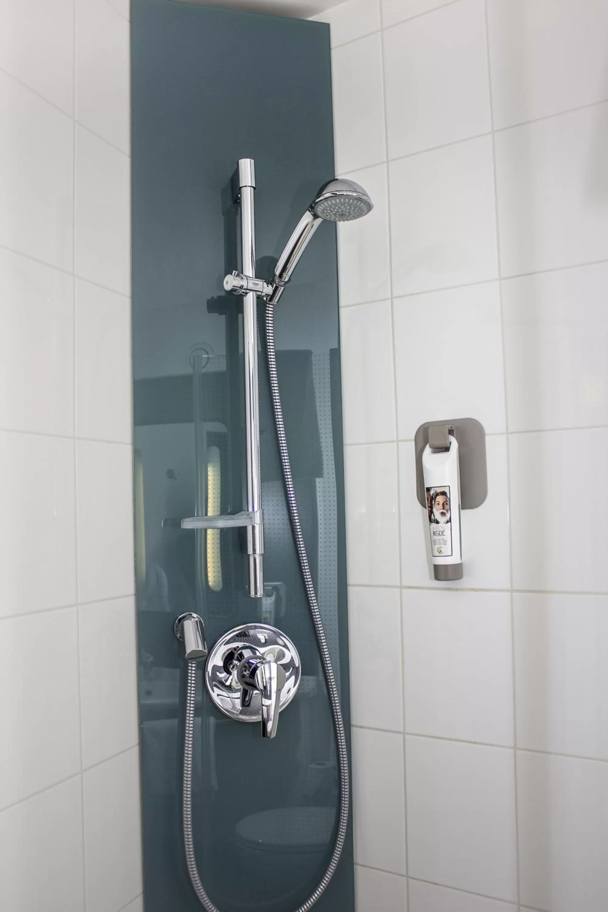 Shower in ibis Soissons