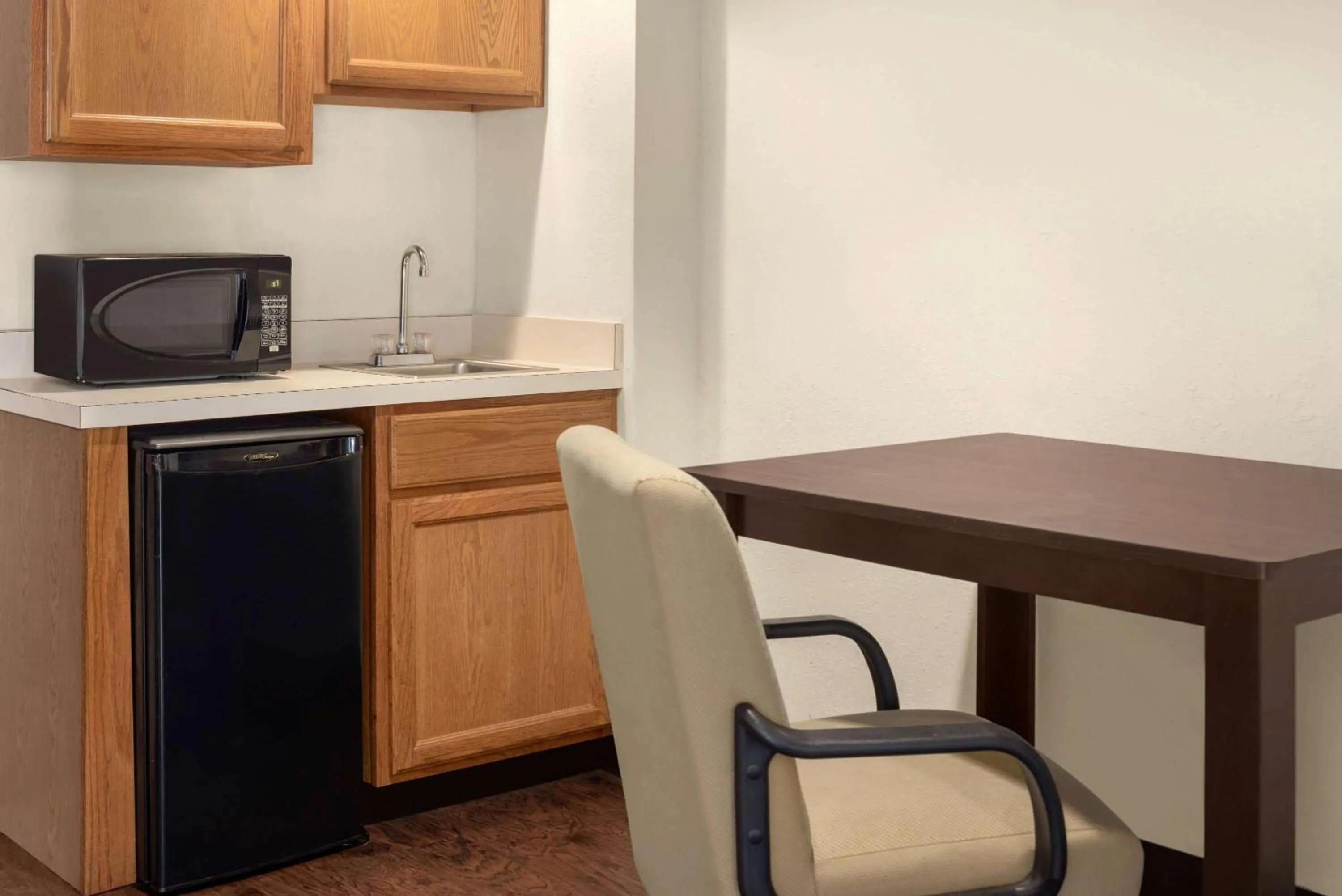 Photo of the whole room, Kitchen/Kitchenette in Travelodge by Wyndham Zanesville