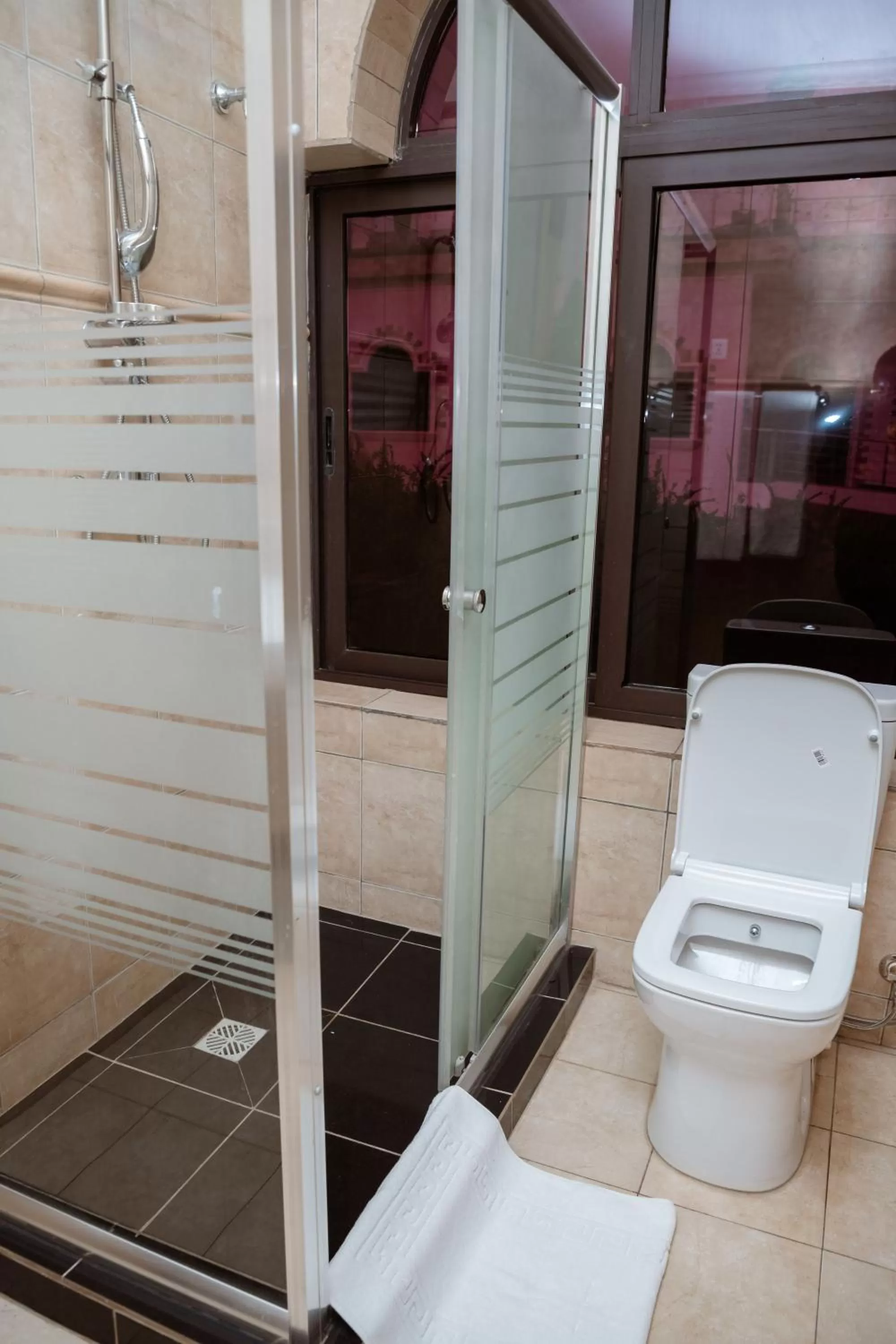 Shower in Ndaru Luxury Suites