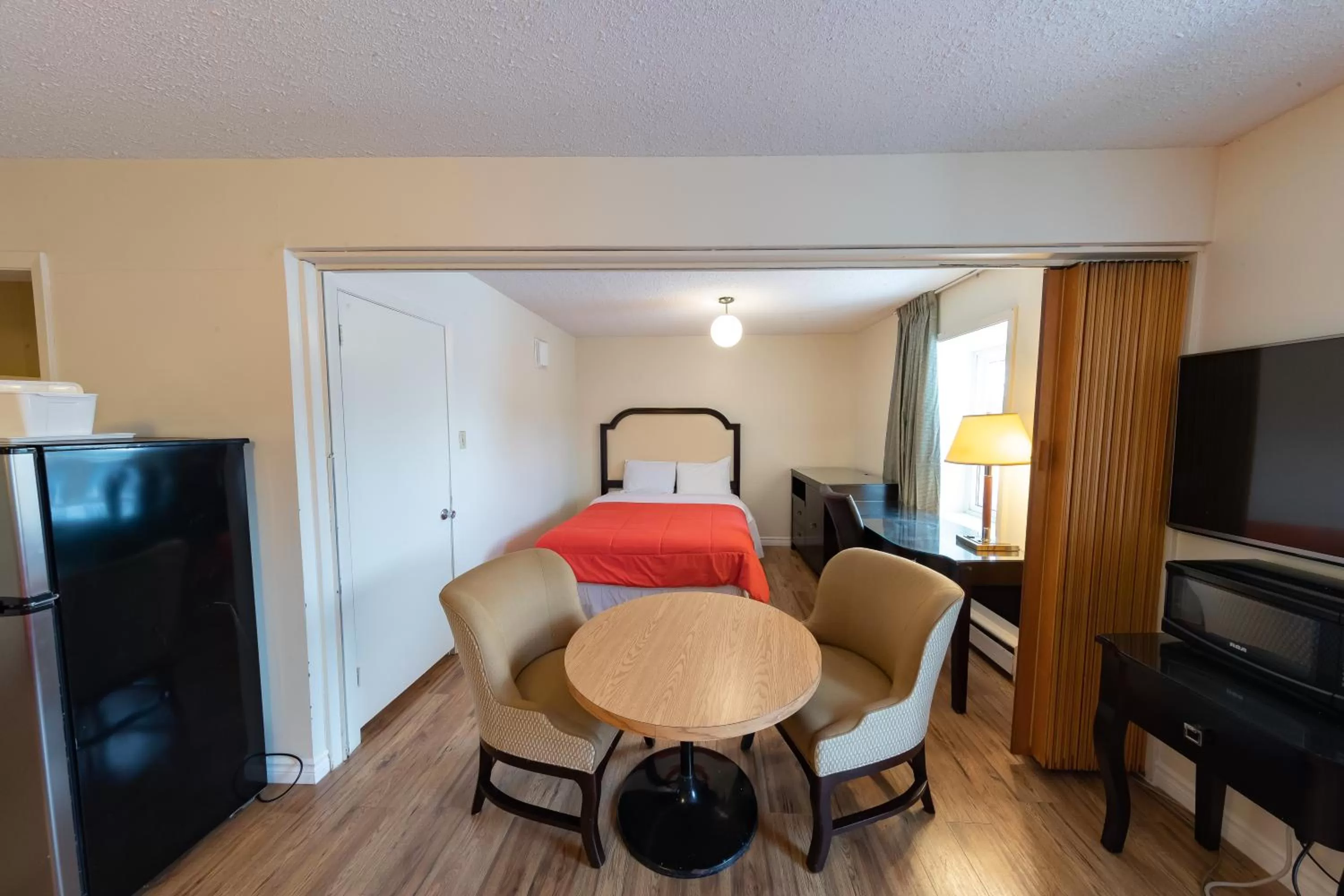 Communal lounge/ TV room in Choice Inn by the falls