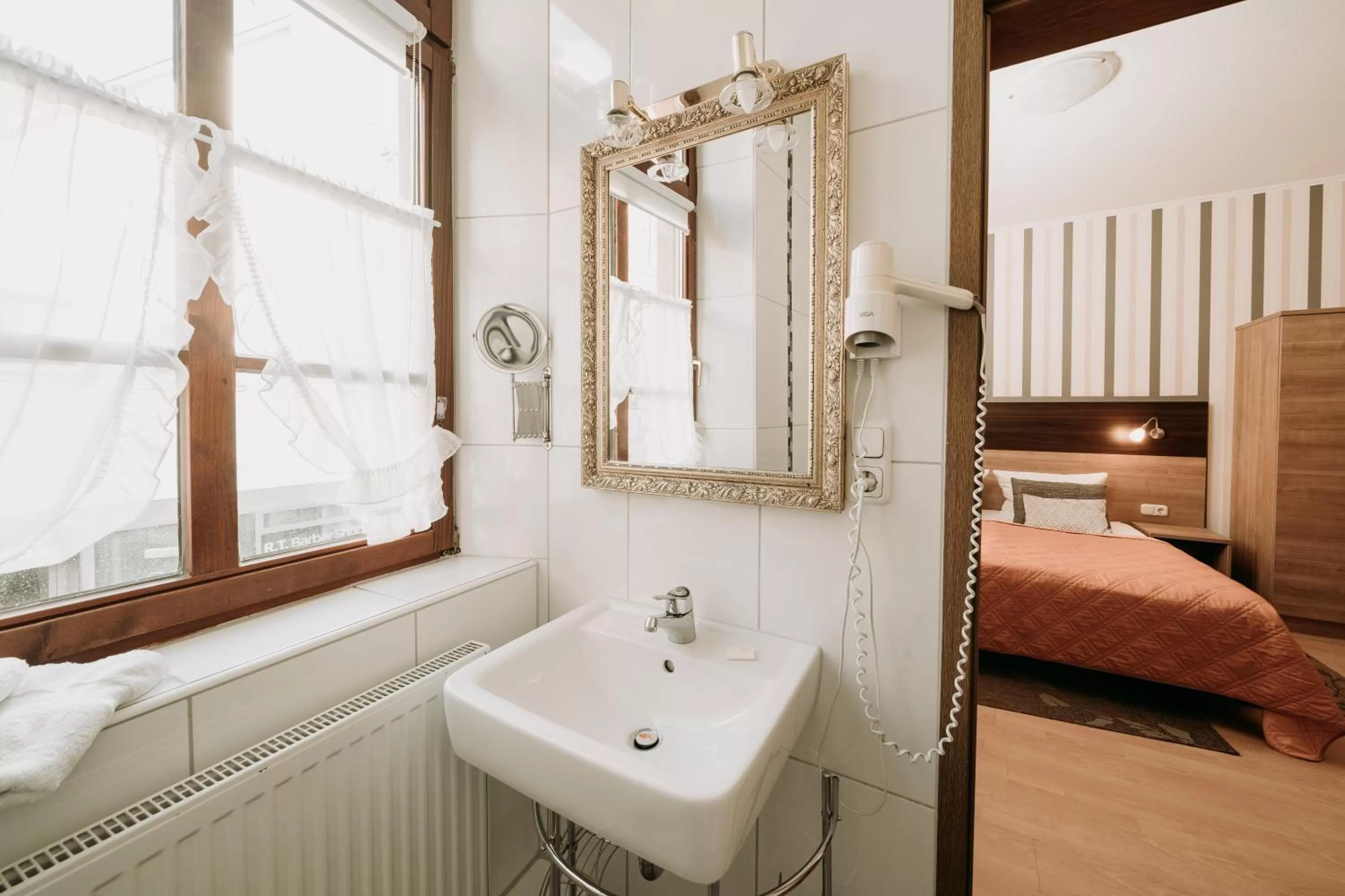 Bathroom, Bed in Fränkischer Gasthof-Hotel zum Koppen