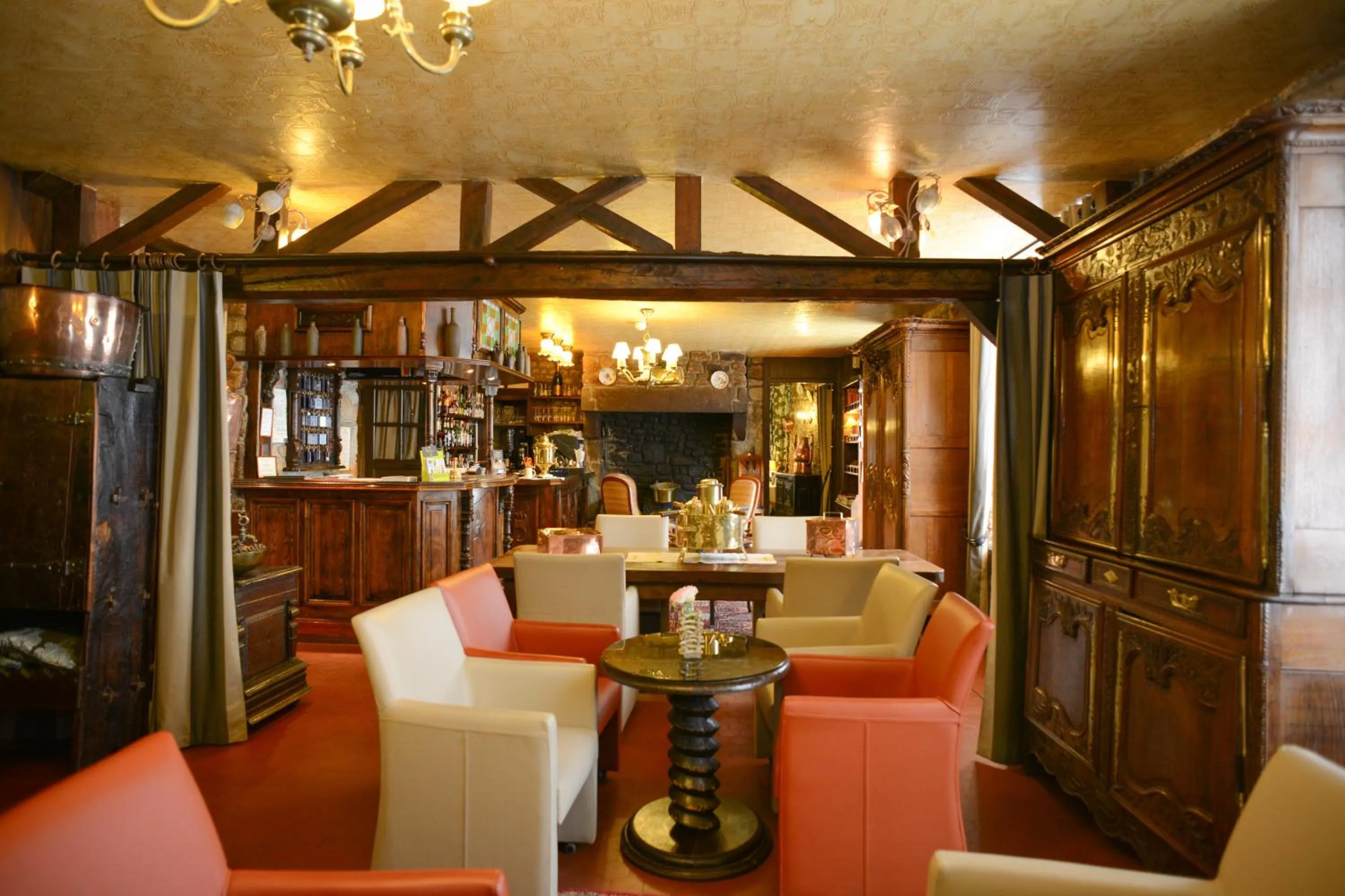 Lounge or bar in Hôtel de La Croix d'Or