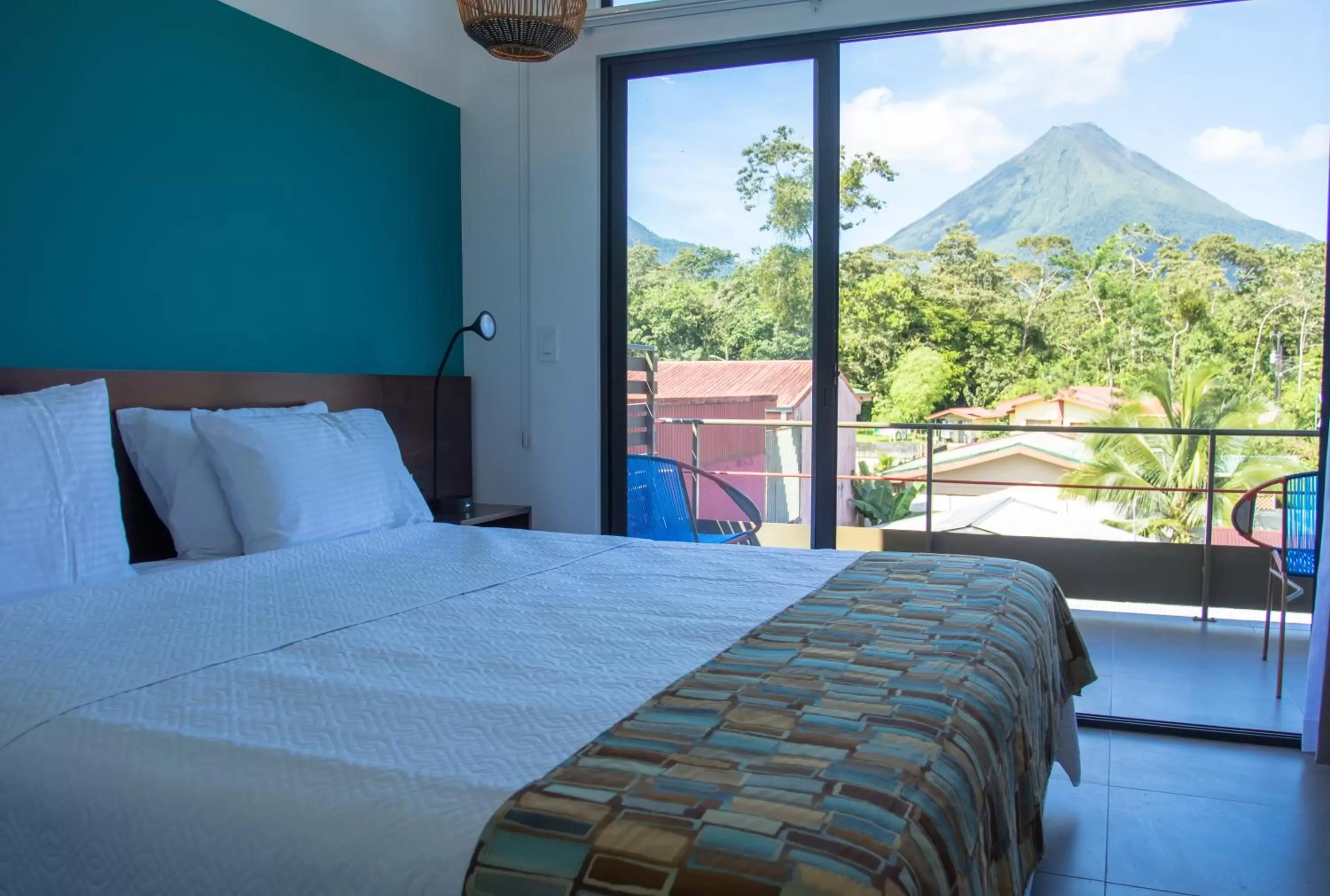 Bed in La Fortuna Lodge by Treebu Hotels