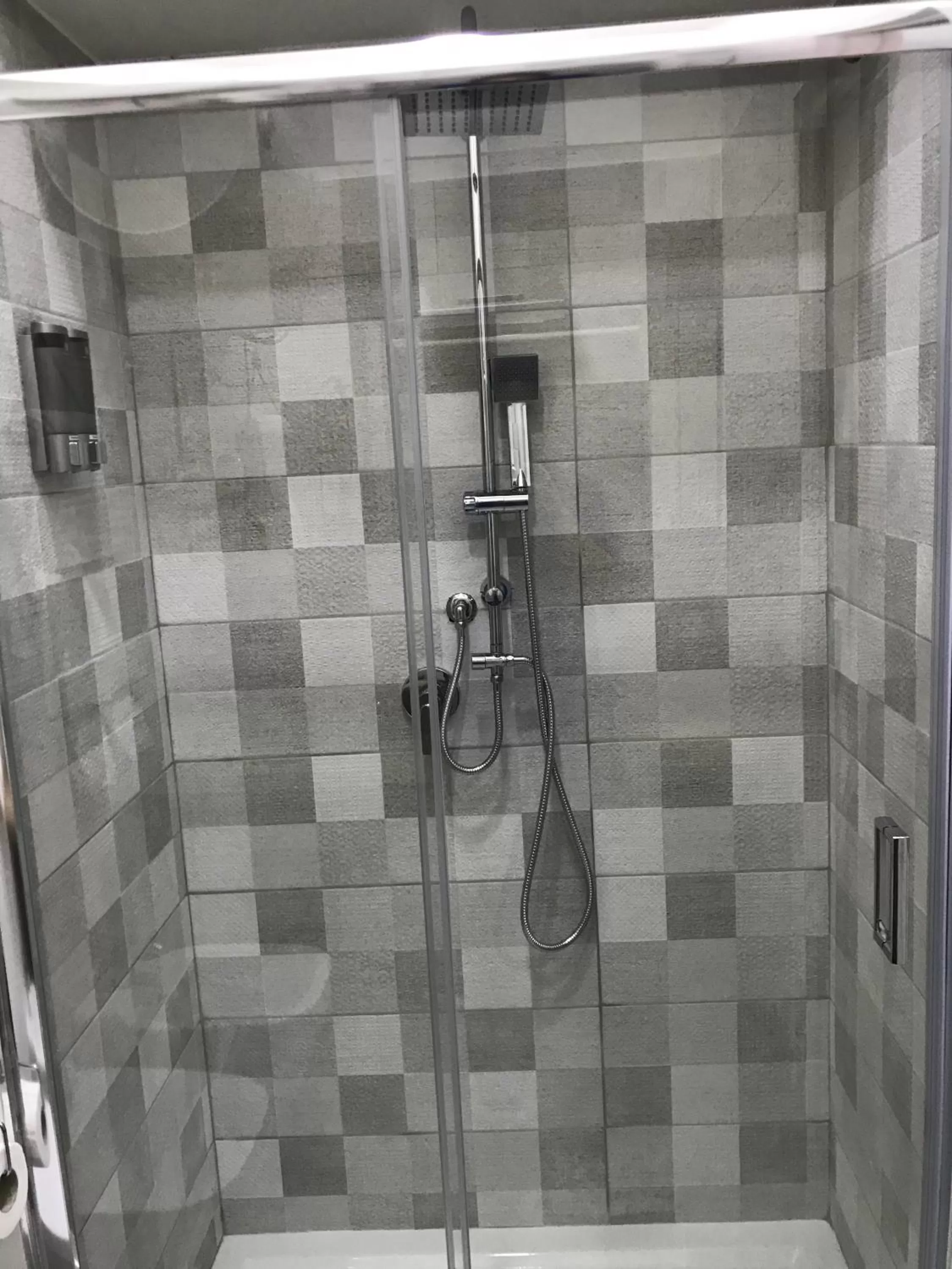 Shower in Napoli DownTown