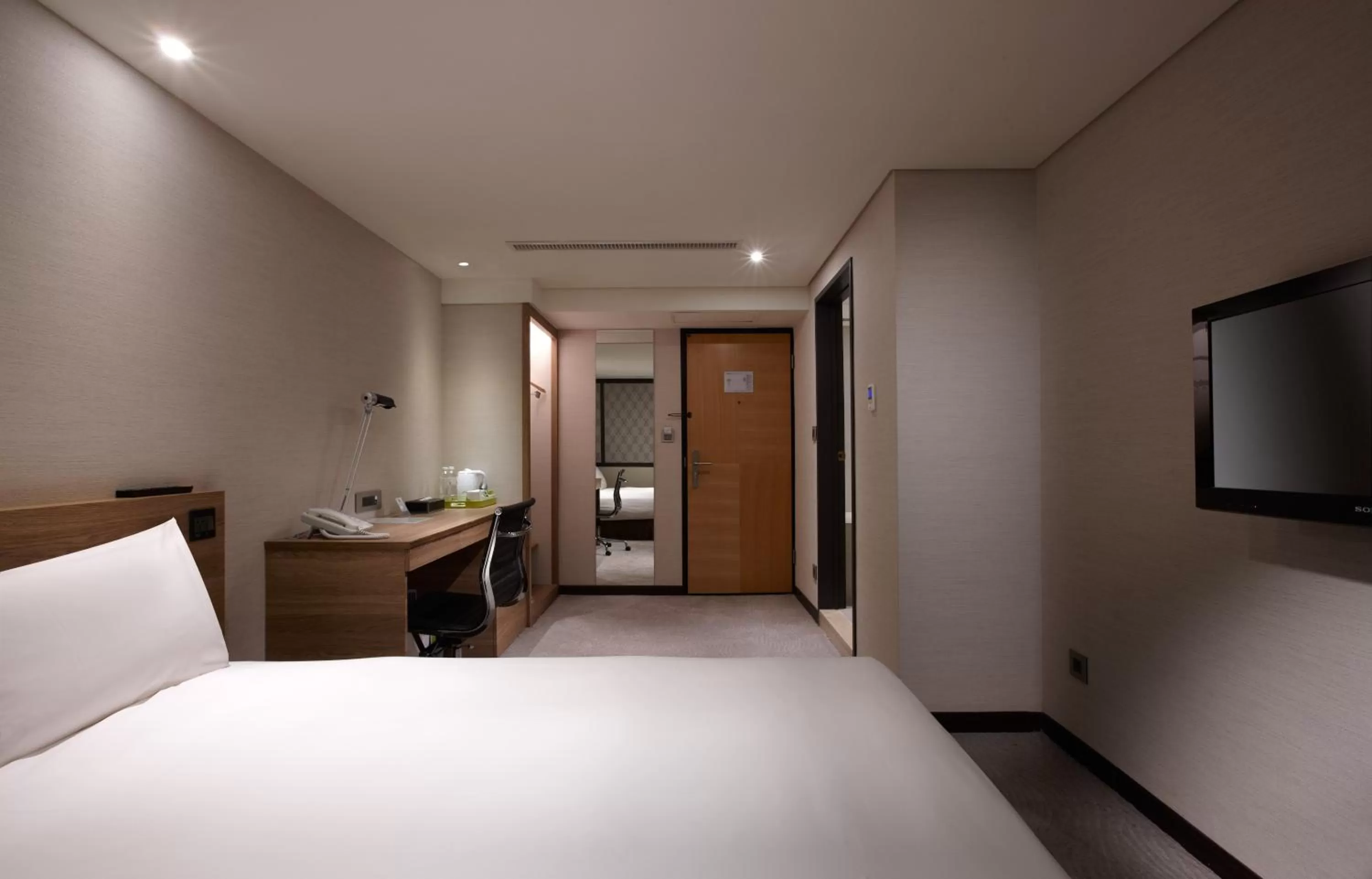 Photo of the whole room, Bed in Royal Inn Taipei Nanxi - MRT Zhongshan Station