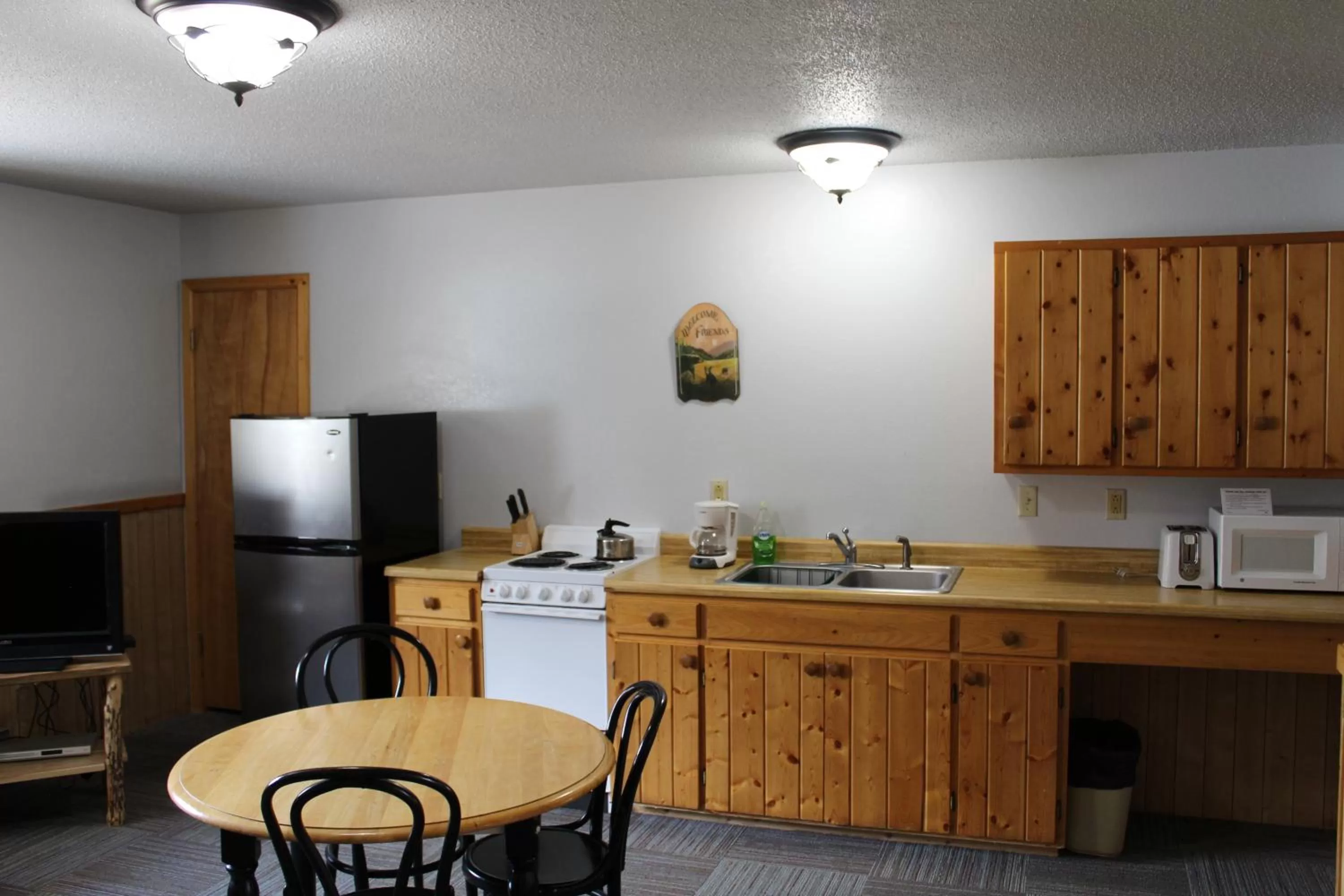 Kitchen or kitchenette in Alpine Motel of Cooke City