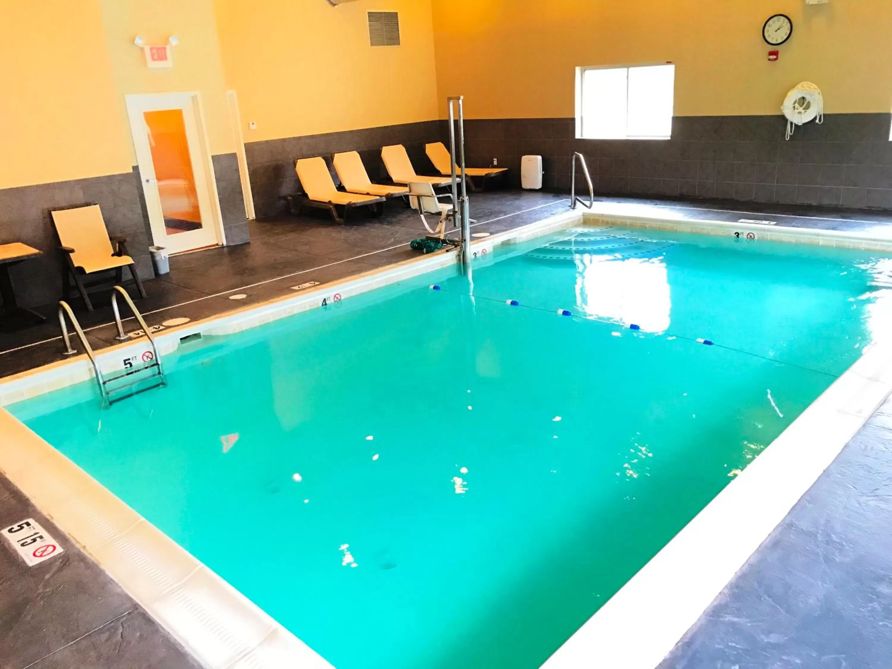 Swimming pool in Holiday Inn Express & Suites Smithfield - Providence by IHG