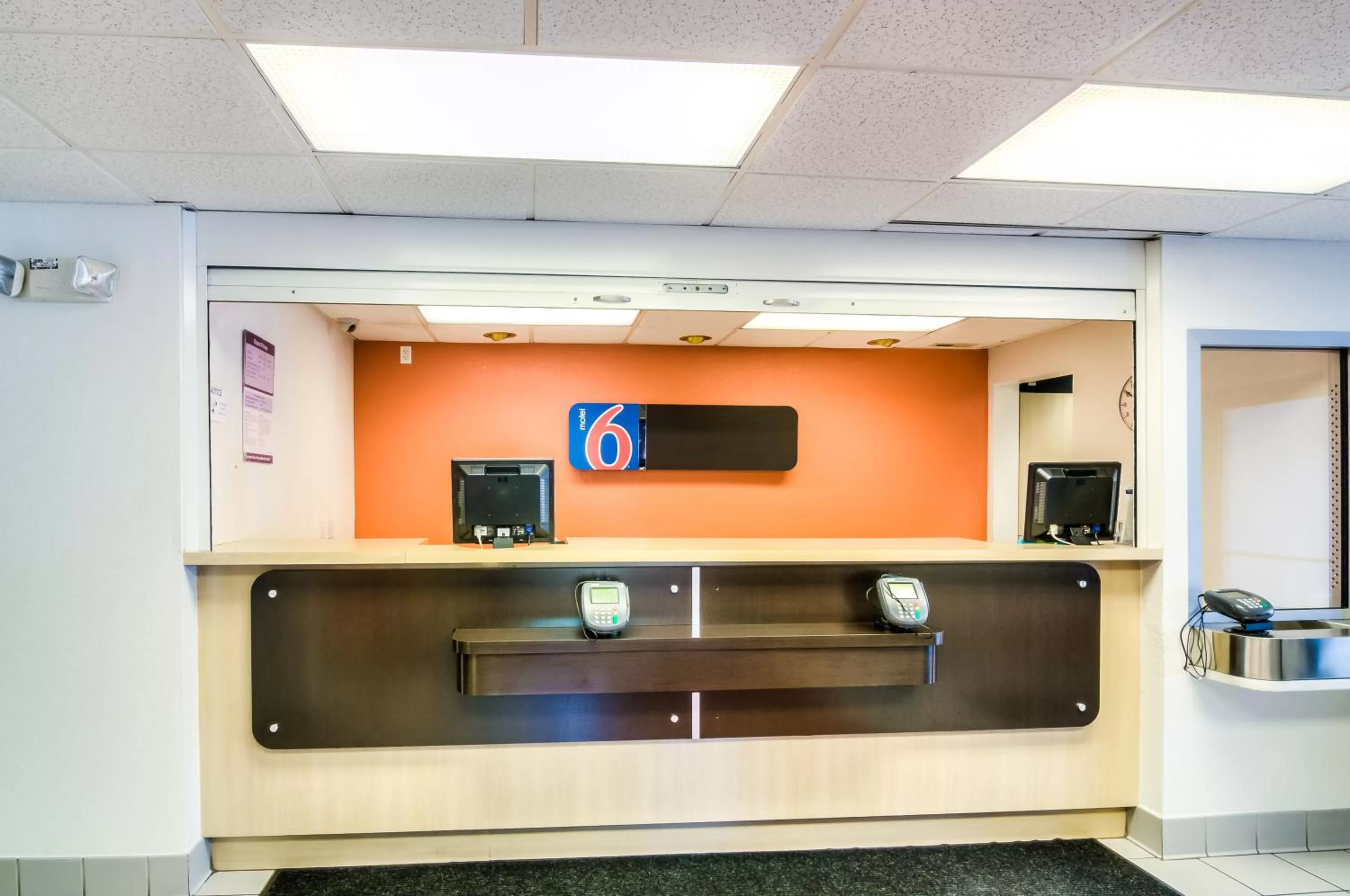 Lobby or reception in Motel 6-Arlington Heights, IL - Chicago North Central