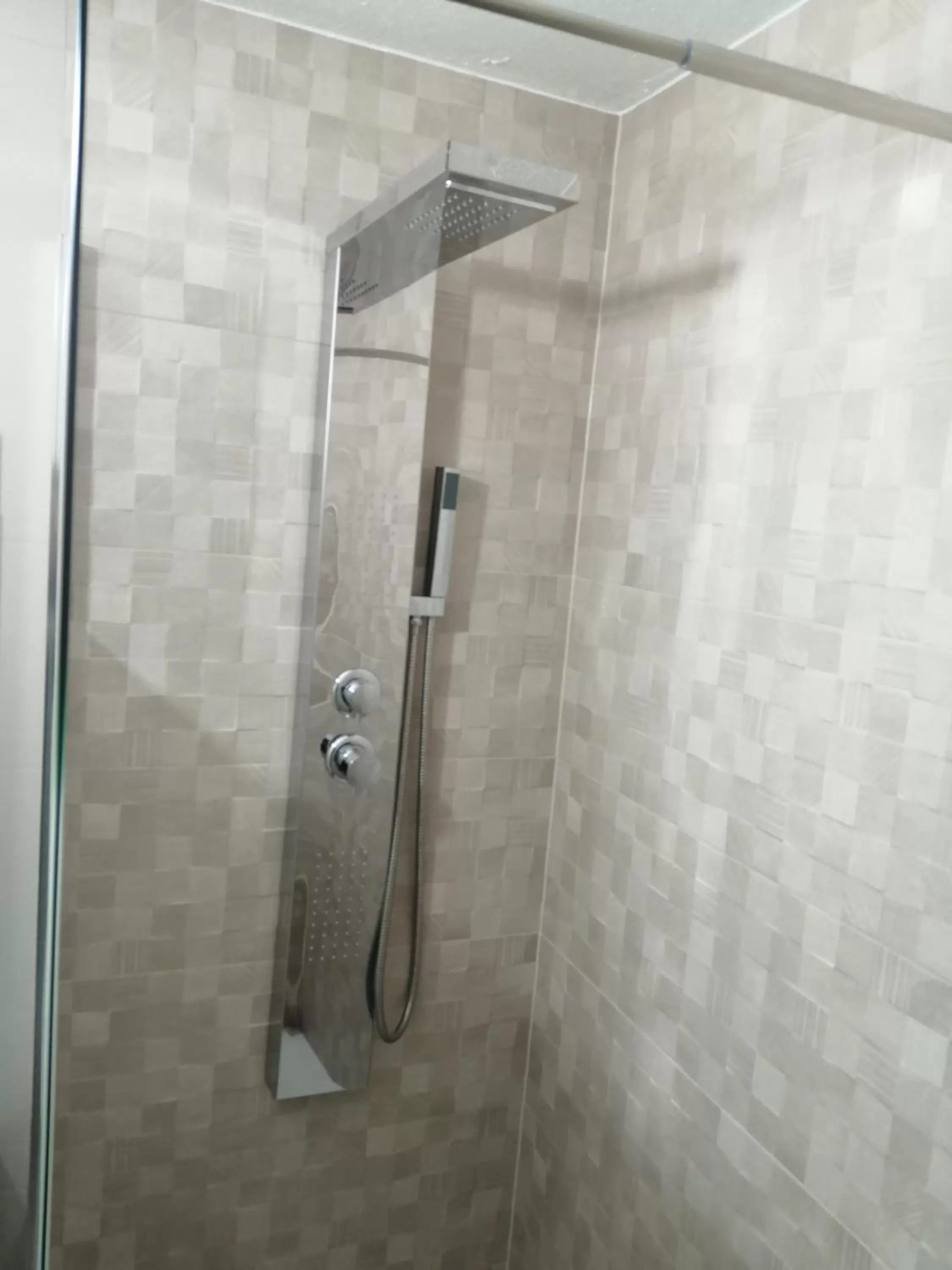 Shower in Contact Hôtel Arc-En-Ciel - Réouverture - Rénové