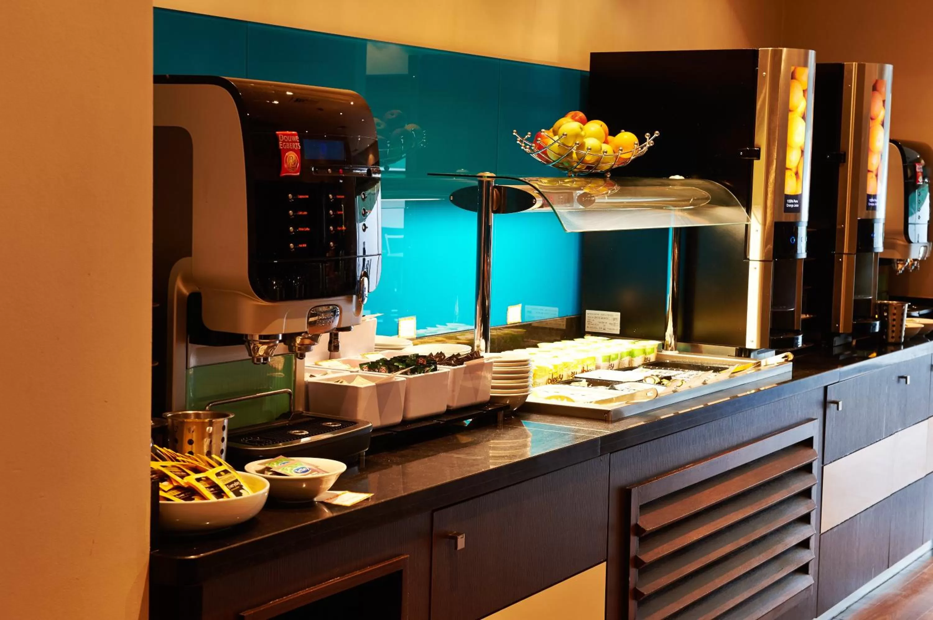 Restaurant/places to eat in Holiday Inn Express Manchester Airport by IHG