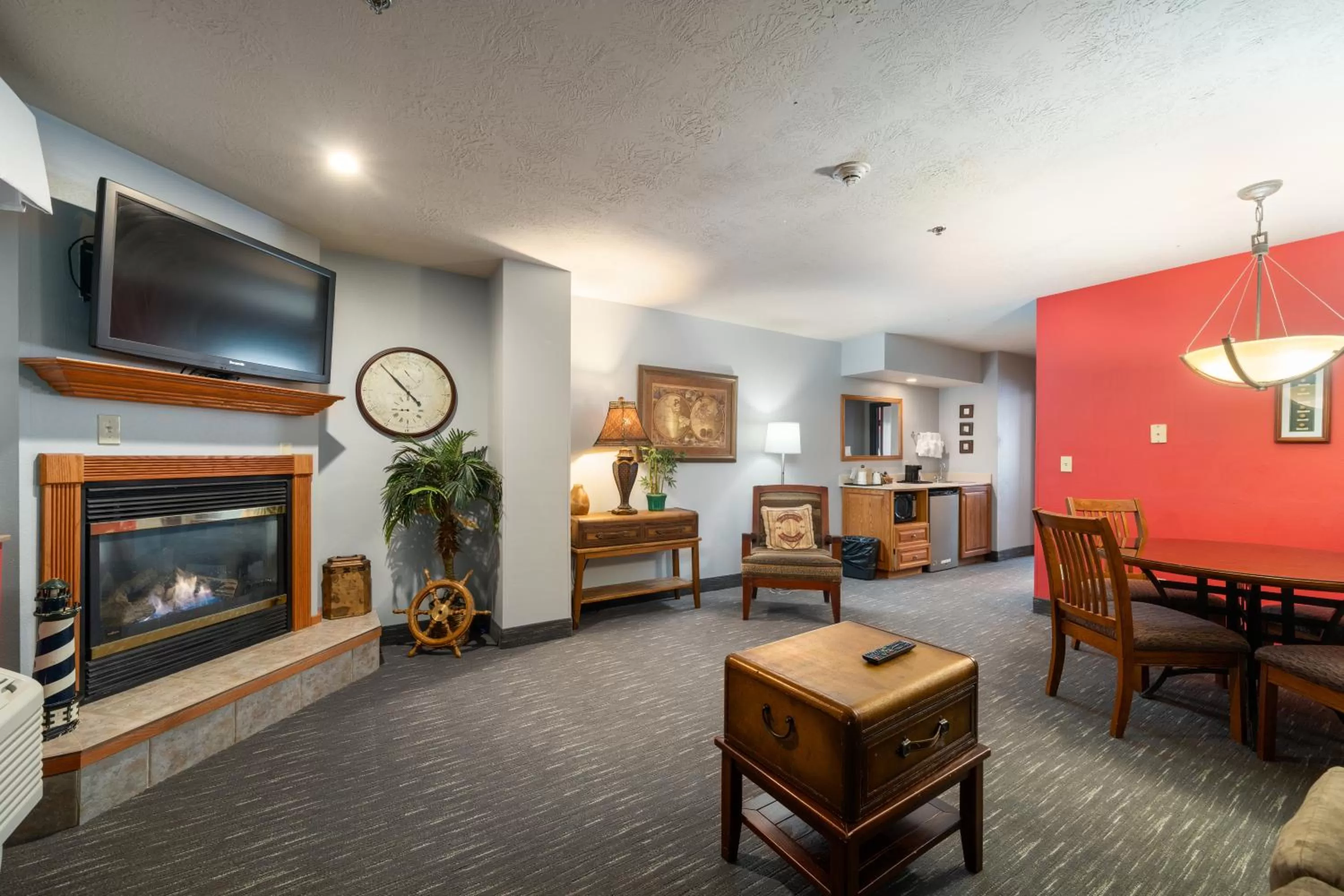 Living room in Ramada by Wyndham Sioux Falls Airport - Waterpark Resort & Event Center