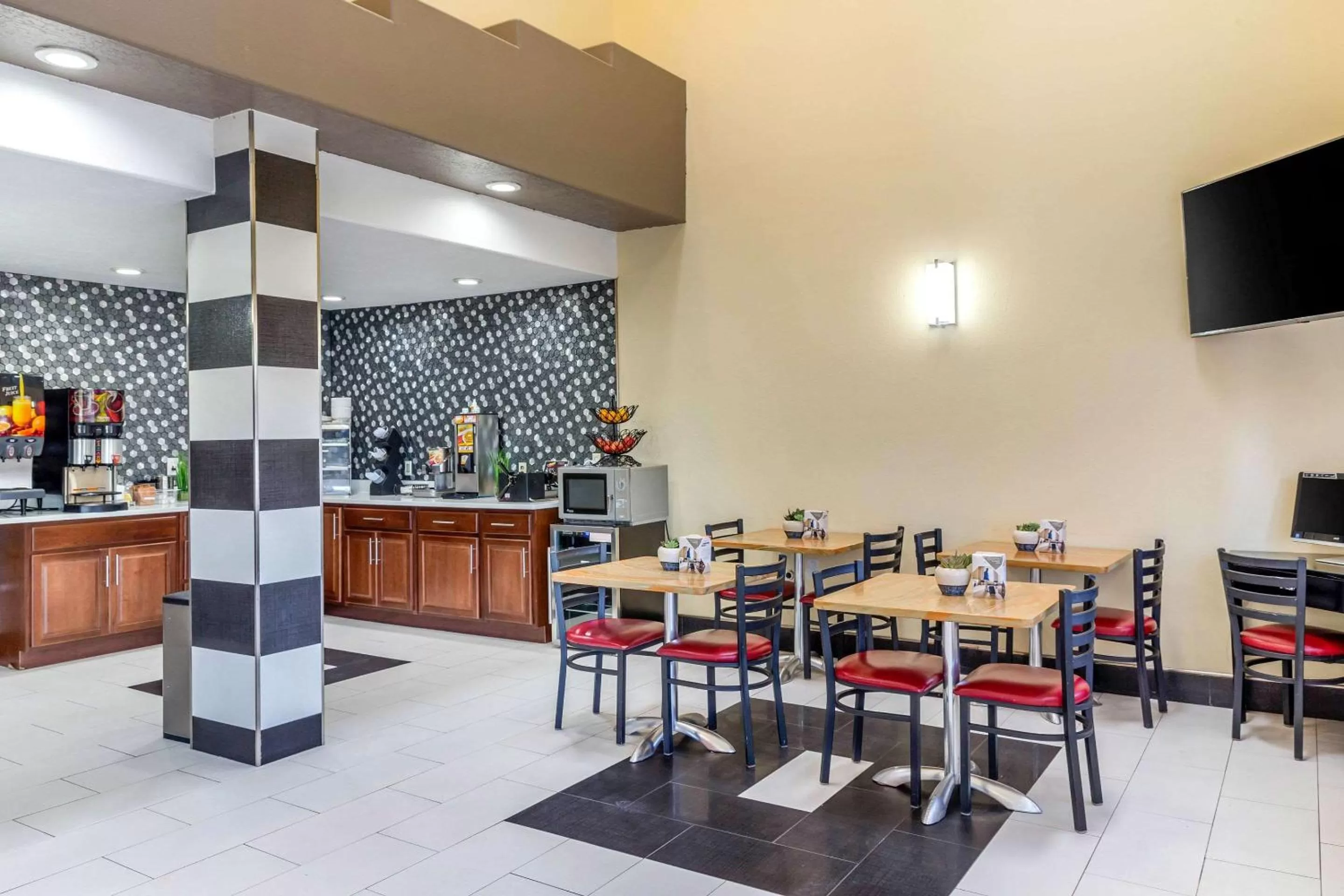 Restaurant/places to eat in Econo Lodge West - Coors Blvd