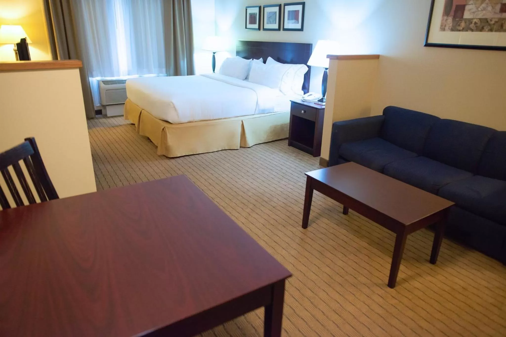 Photo of the whole room, Bed in Holiday Inn Express Devils Lake by IHG